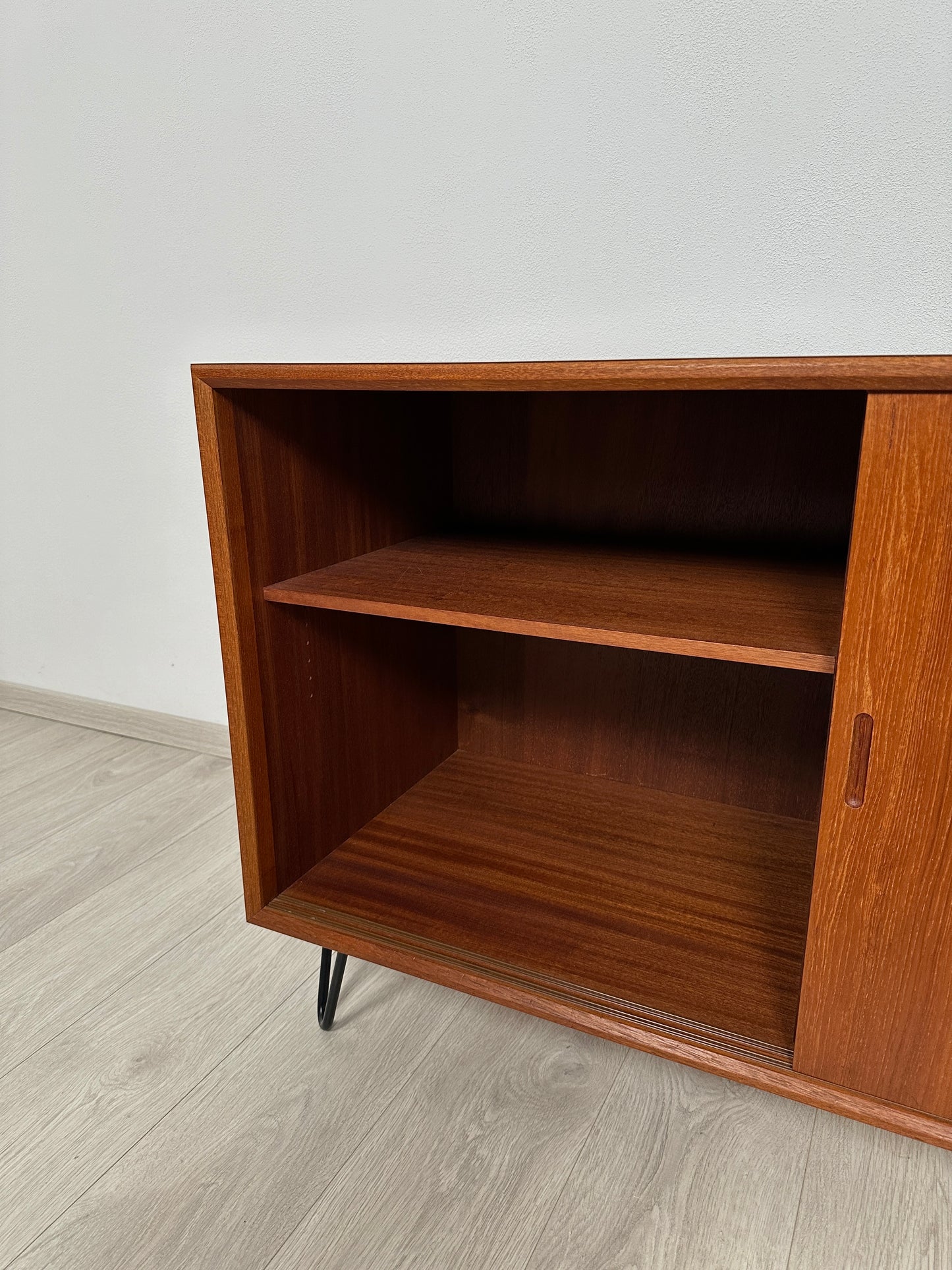 Dänische Teak Kommode auf Hairpins 110cm mit HPL Beschichtung, 1960er