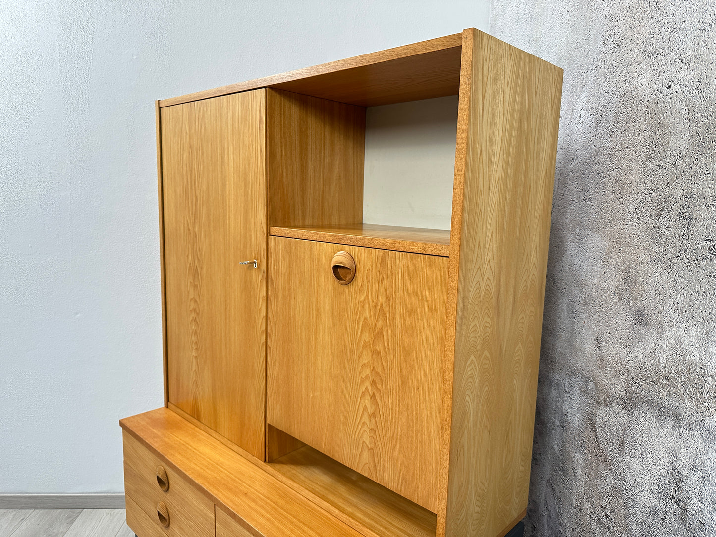 Hellerau Eschenholz Kommode / Sideboard / Anrichte mit Barschrank, 60er 70er