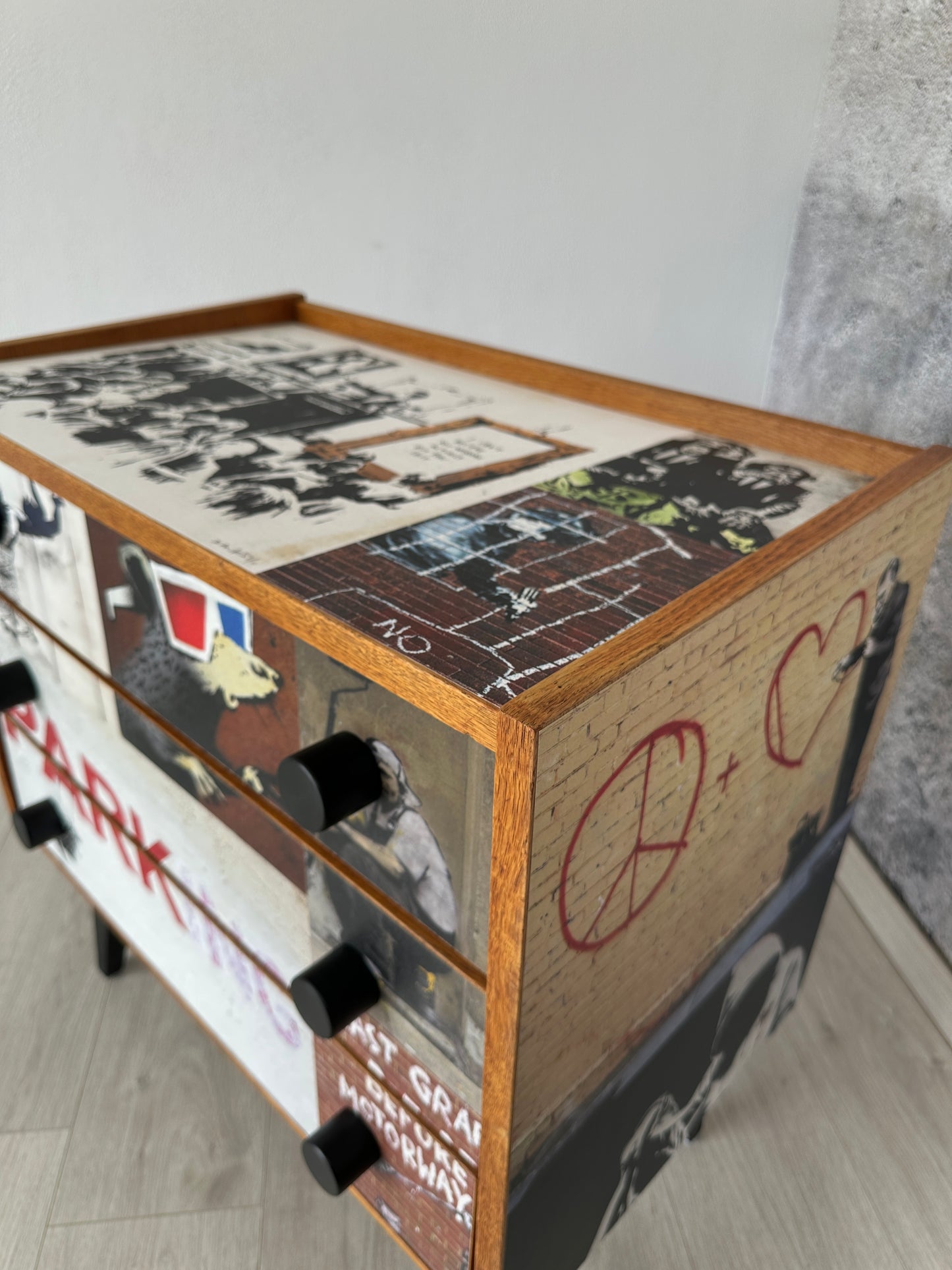 DDR Kommode / Drawer / Sideboard meets Streetart, 1970er