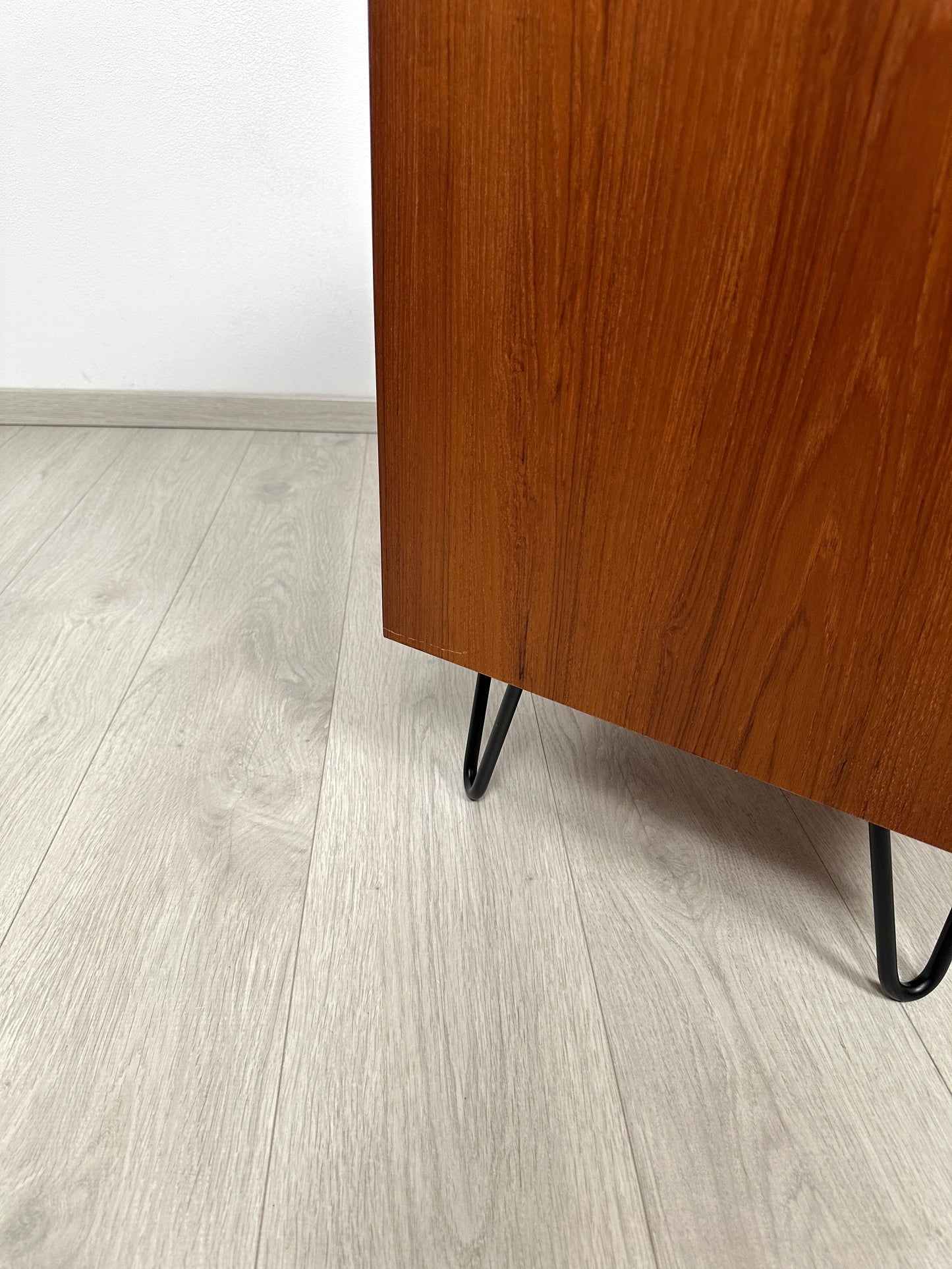 Dänische Teak Kommode auf Hairpins 110cm mit HPL Beschichtung, 1960er