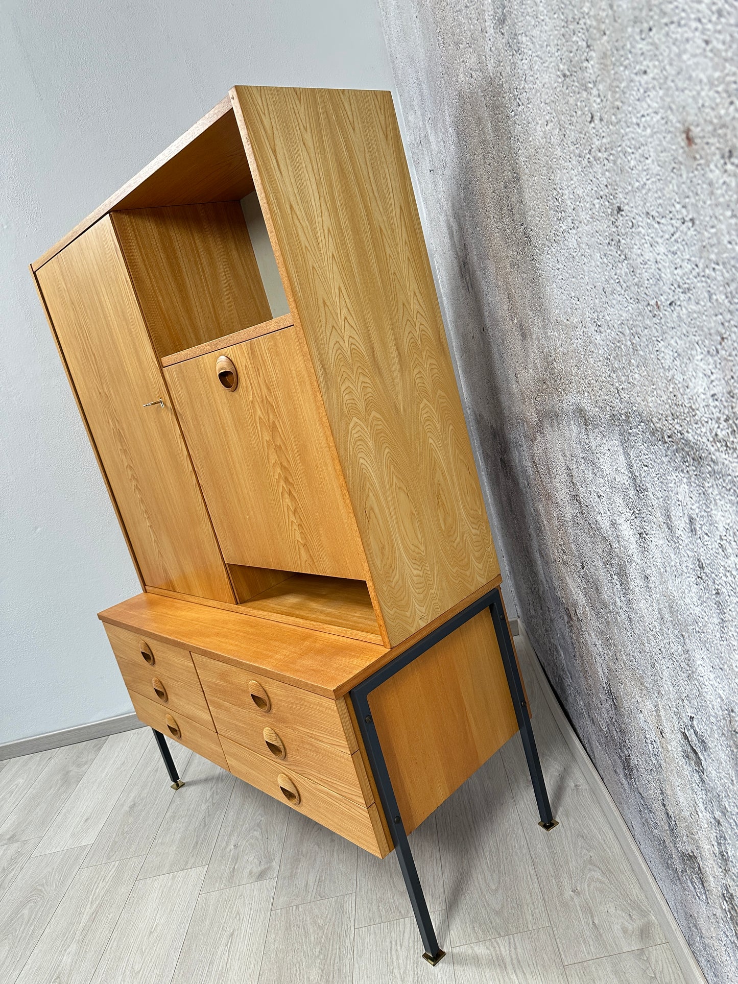 Hellerau Eschenholz Kommode / Sideboard / Anrichte mit Barschrank, 60er 70er