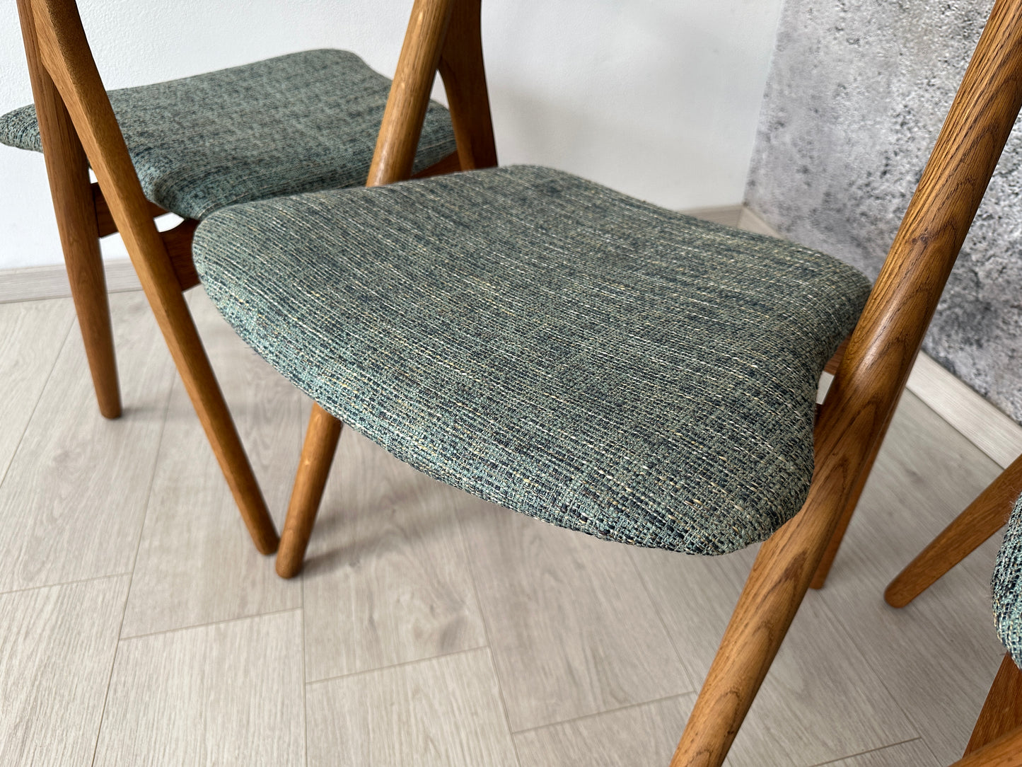 3er Set Hans Wegner Design Stühle / Sawbuck Chairs in Eichenholz