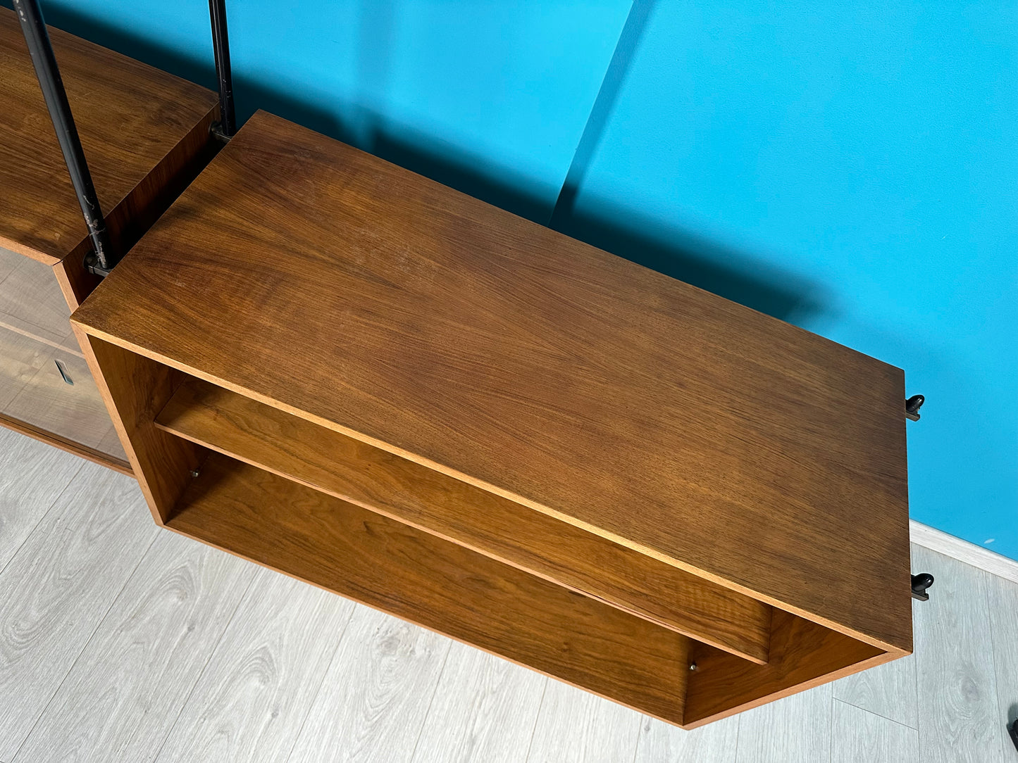MidCentury Regal Regalsystem Wall Unit in Nussbaum, 1950er 1960er