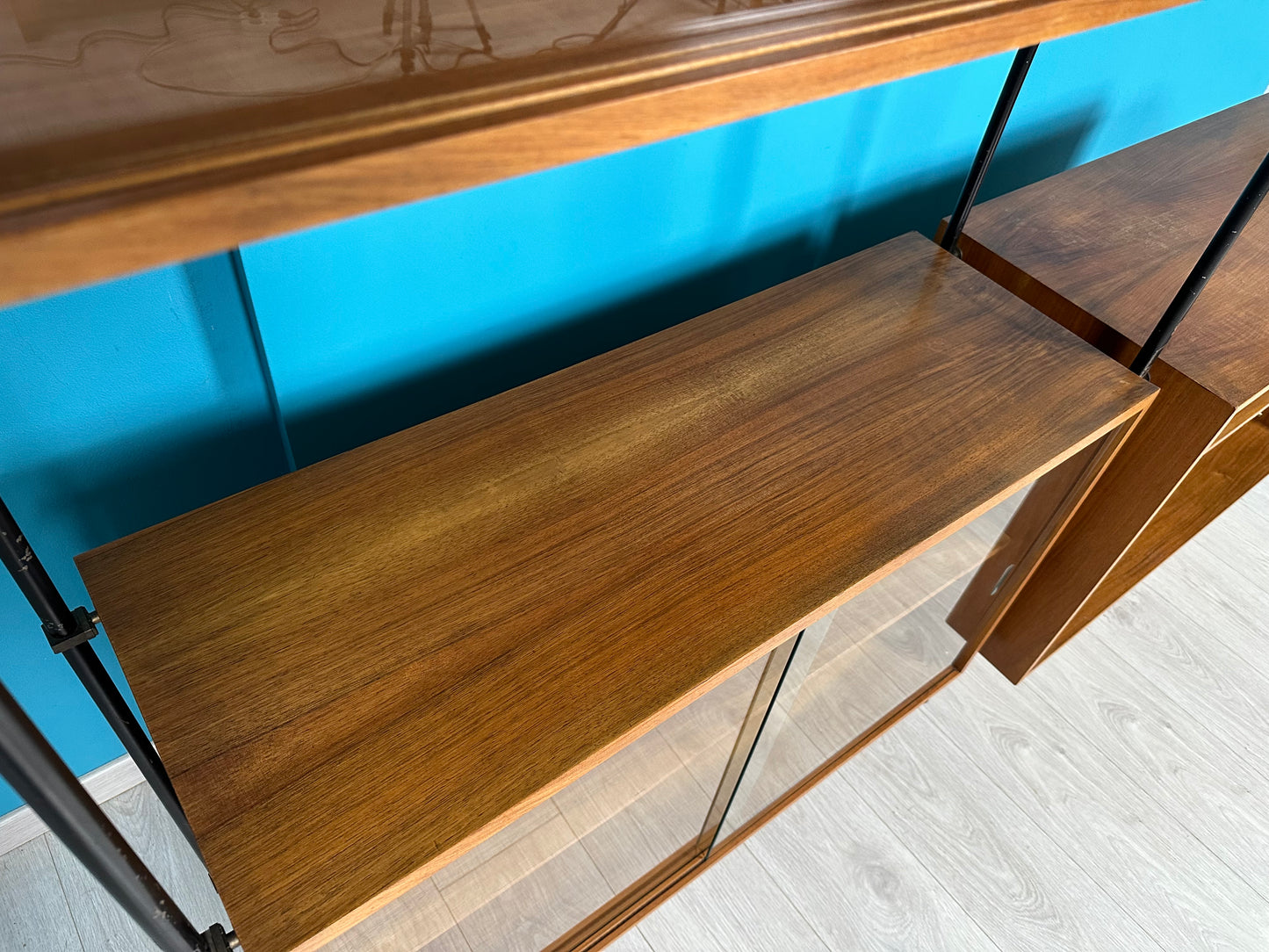 MidCentury Regal Regalsystem Wall Unit in Nussbaum, 1950er 1960er
