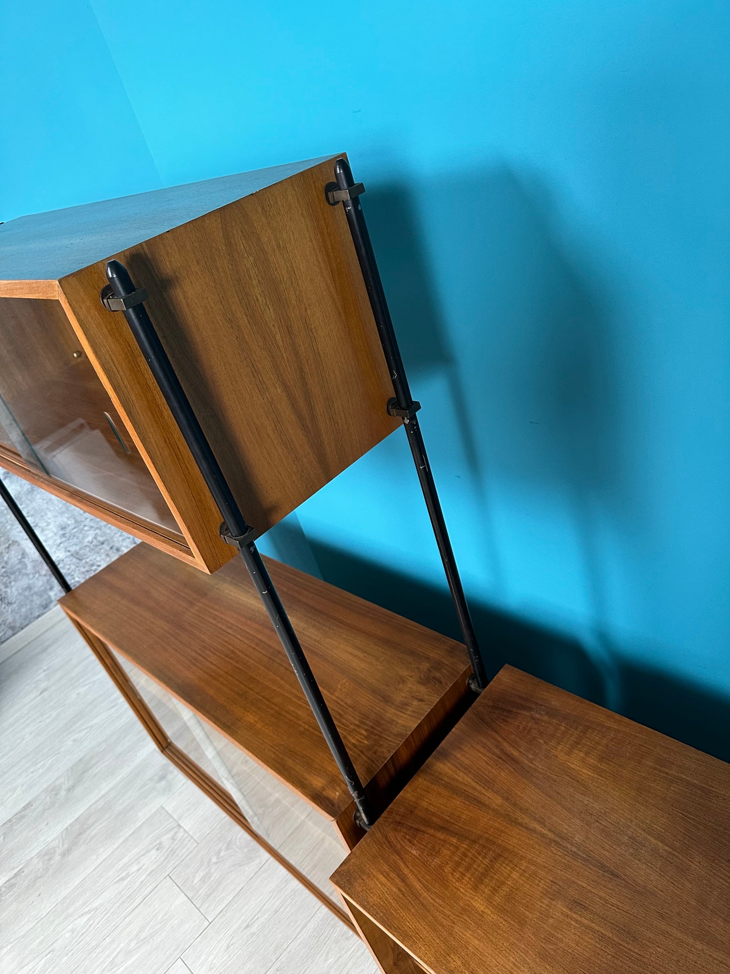 MidCentury Regal Regalsystem Wall Unit in Nussbaum, 1950er 1960er