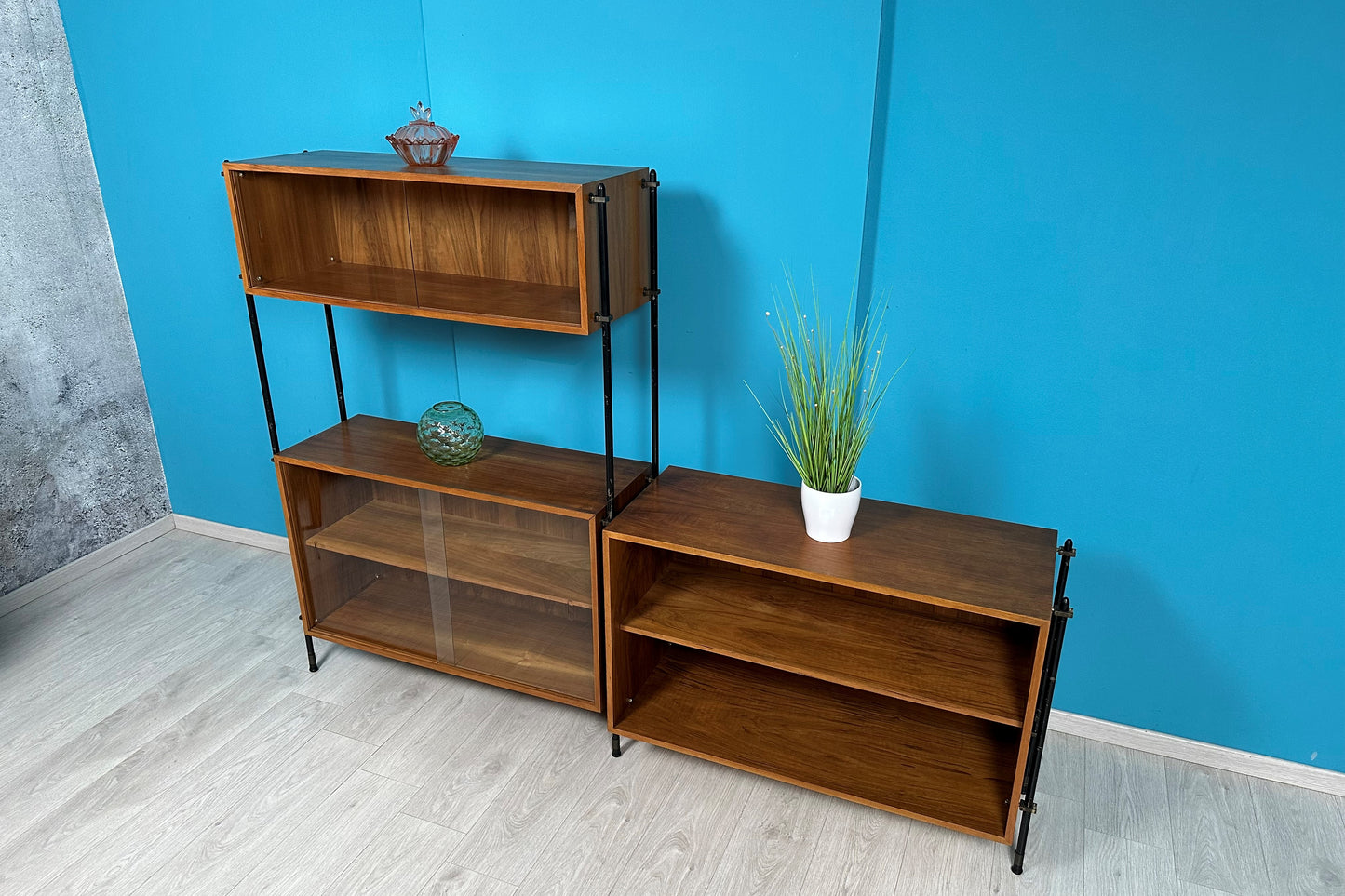 MidCentury Regal Regalsystem Wall Unit in Nussbaum, 1950er 1960er