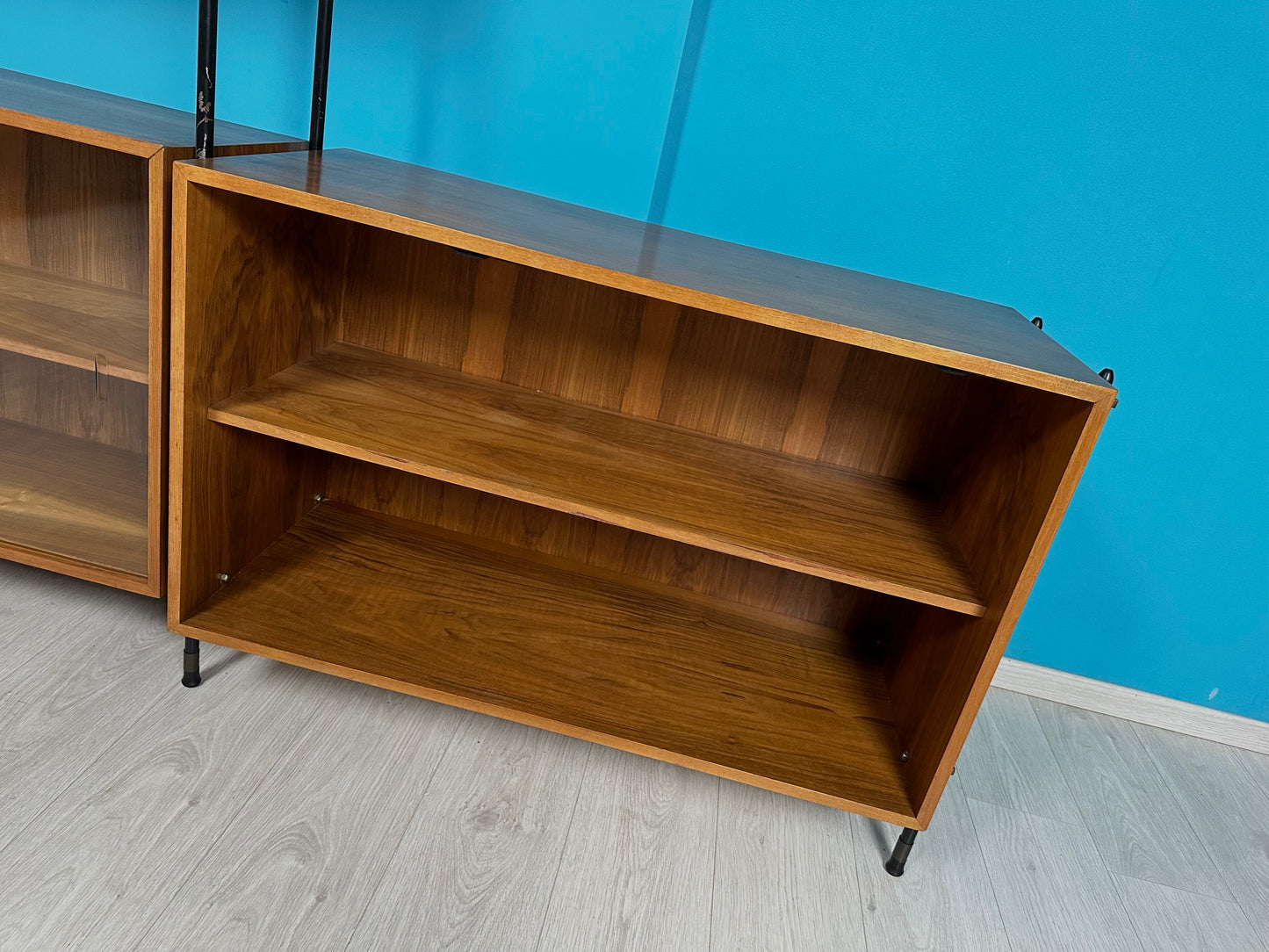 MidCentury Regal Regalsystem Wall Unit in Nussbaum, 1950er 1960er