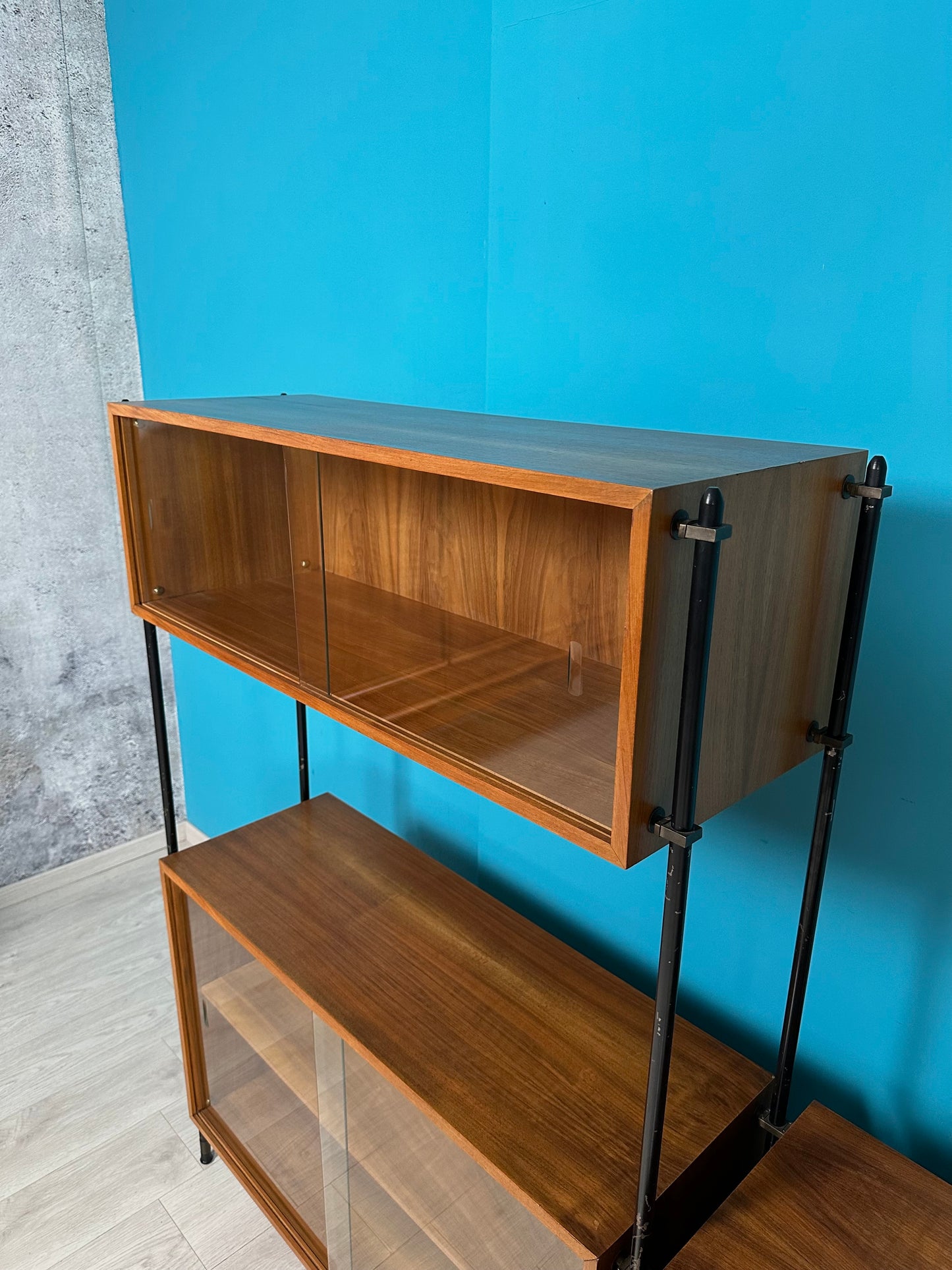 MidCentury Regal Regalsystem Wall Unit in Nussbaum, 1950er 1960er