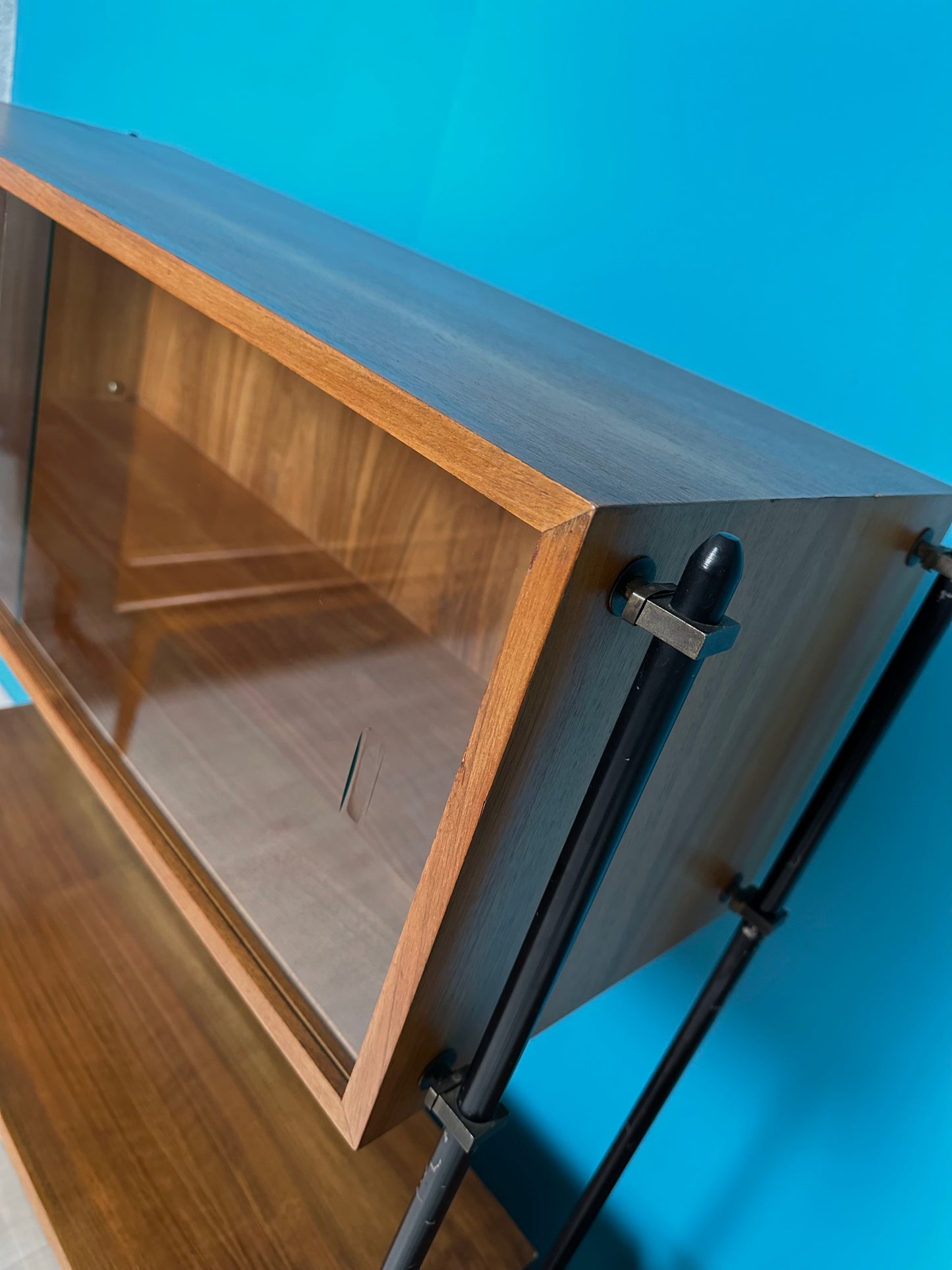 MidCentury Regal Regalsystem Wall Unit in Nussbaum, 1950er 1960er