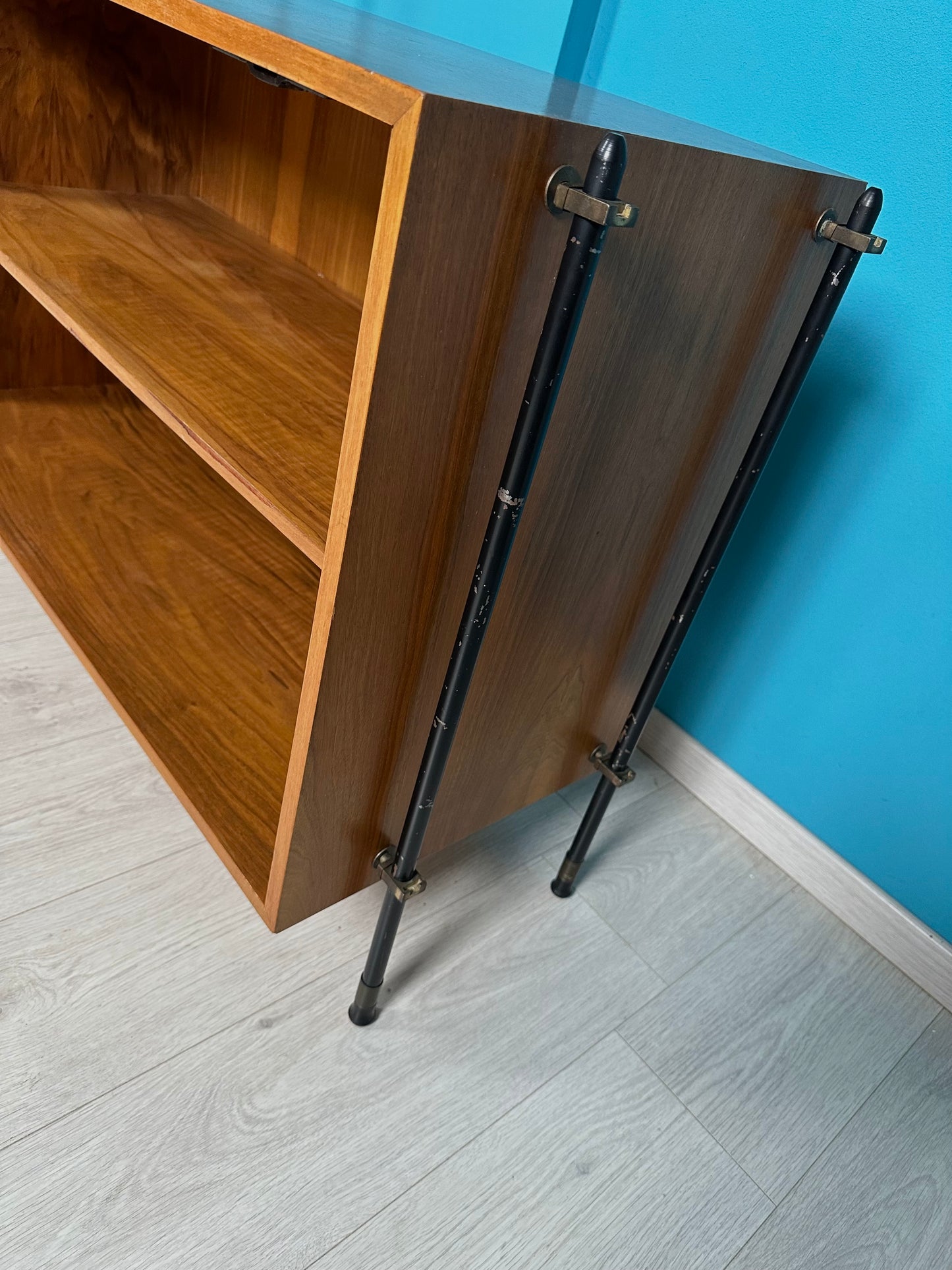 MidCentury Regal Regalsystem Wall Unit in Nussbaum, 1950er 1960er