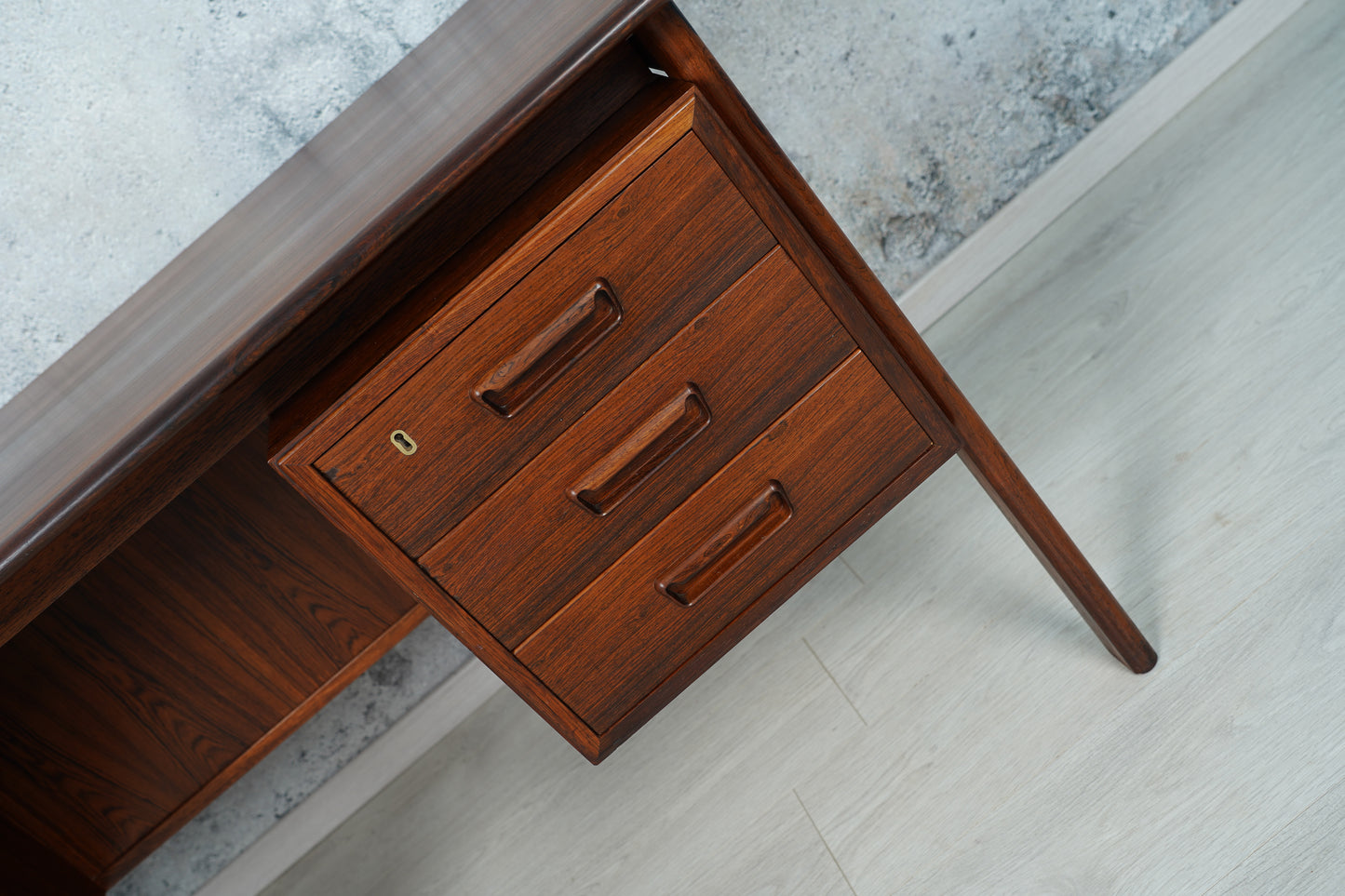Dänischer Rio Palisander Schreibtisch von Willy Sigh für H. Sigh & Søn, 1960er