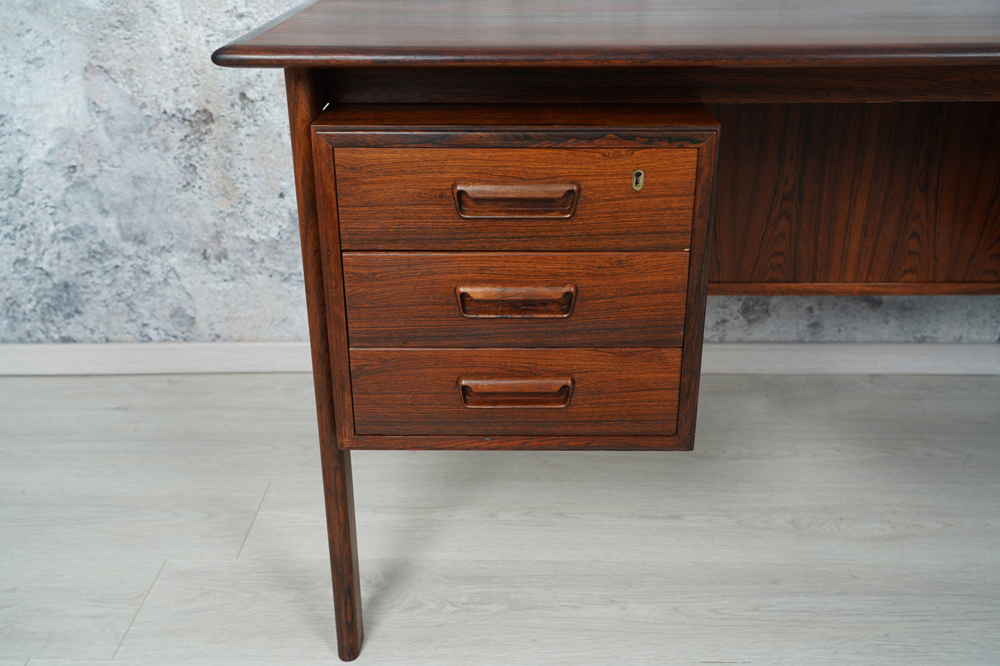 Dänischer Rio Palisander Schreibtisch von Willy Sigh für H. Sigh & Søn, 1960er