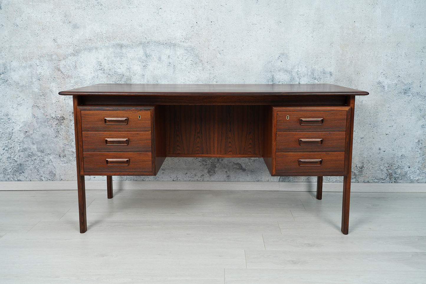 Dänischer Rio Palisander Schreibtisch von Willy Sigh für H. Sigh & Søn, 1960er