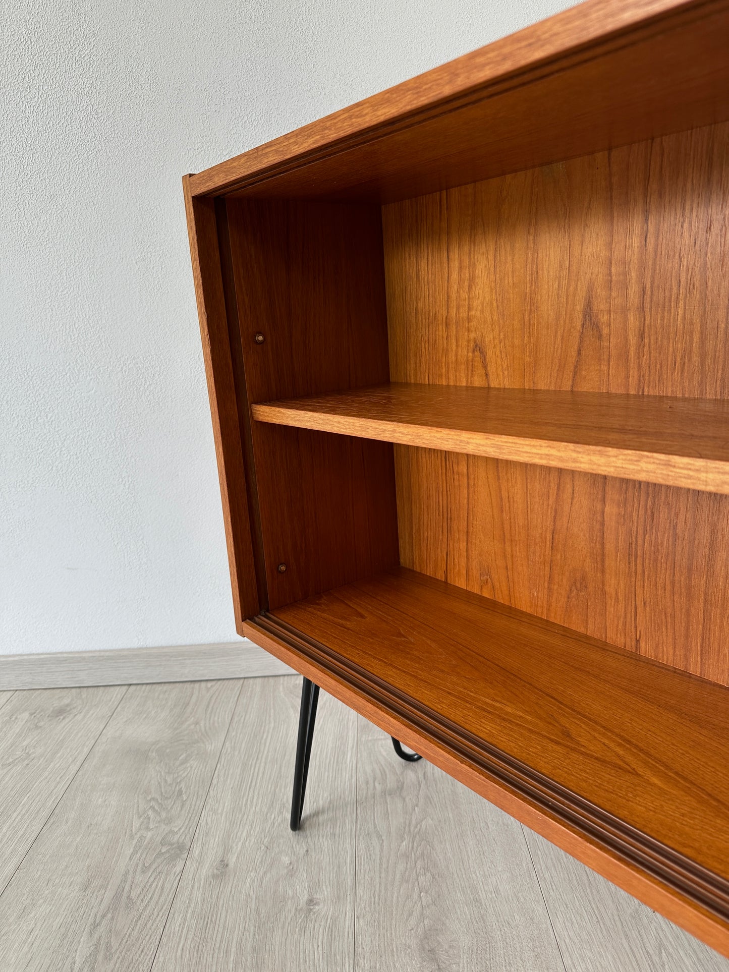 Teak Kommode auf Hairpins mit Glas-Schiebetüren, 1960er