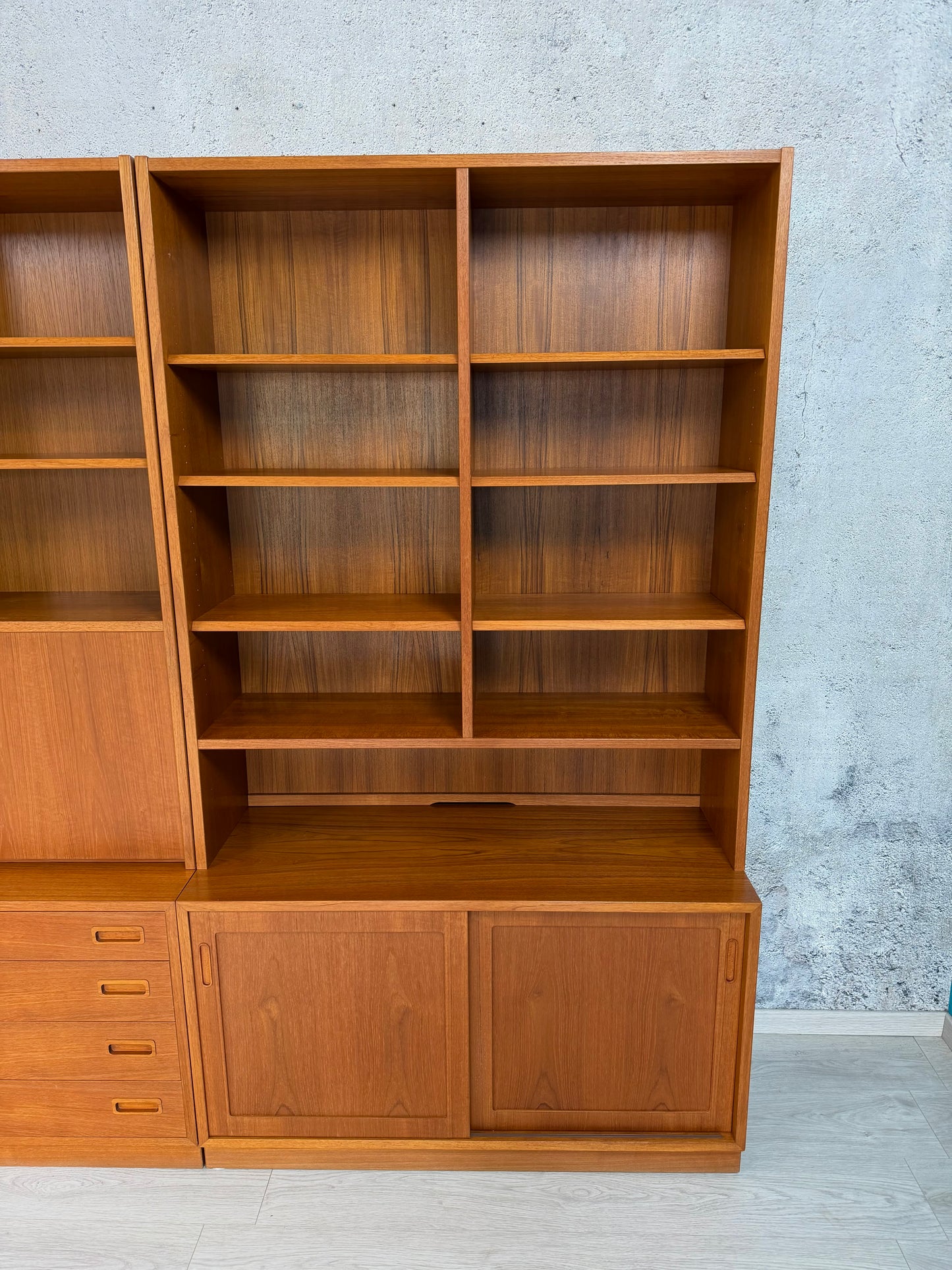 Danish Teak Regal / Regalwand by Hundevad, 1970er