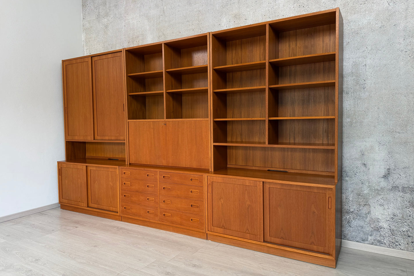 Danish Teak Regal / Regalwand by Hundevad, 1970er