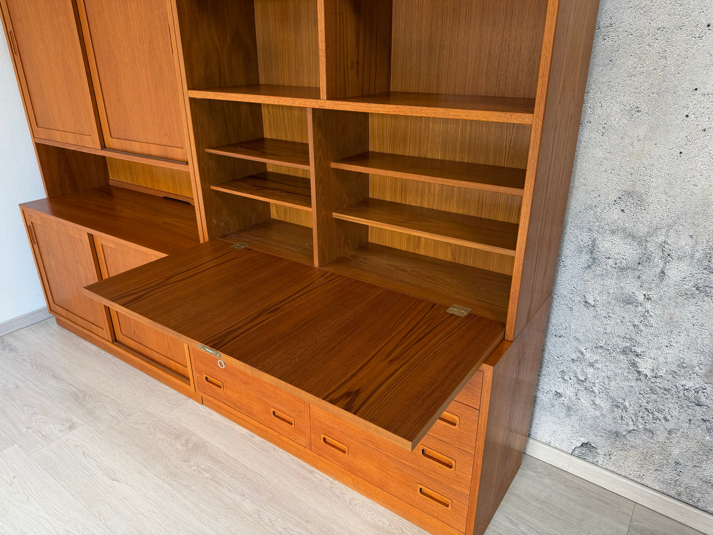 Danish Teak Regal / Regalwand by Hundevad, 1970er