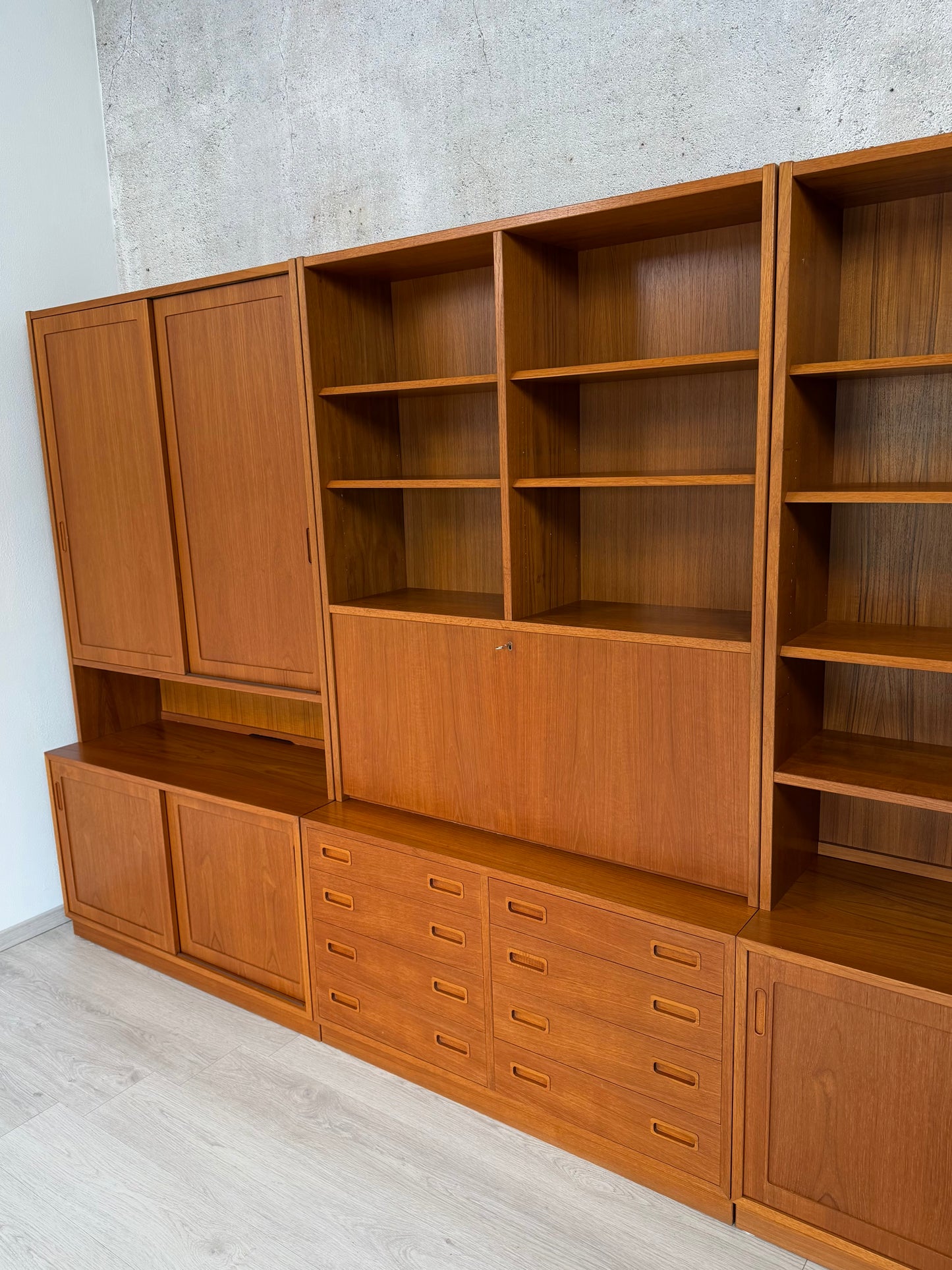 Danish Teak Regal / Regalwand by Hundevad, 1970er