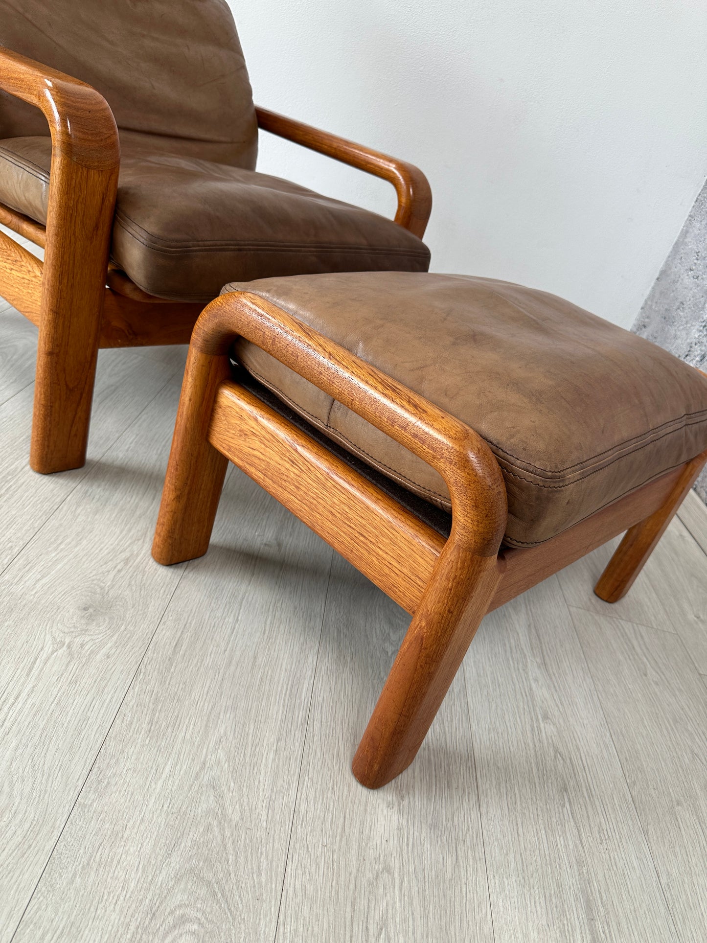 Dänischer Teak Sessel mit Hocker und Lederauflage von L. Olsen & Son