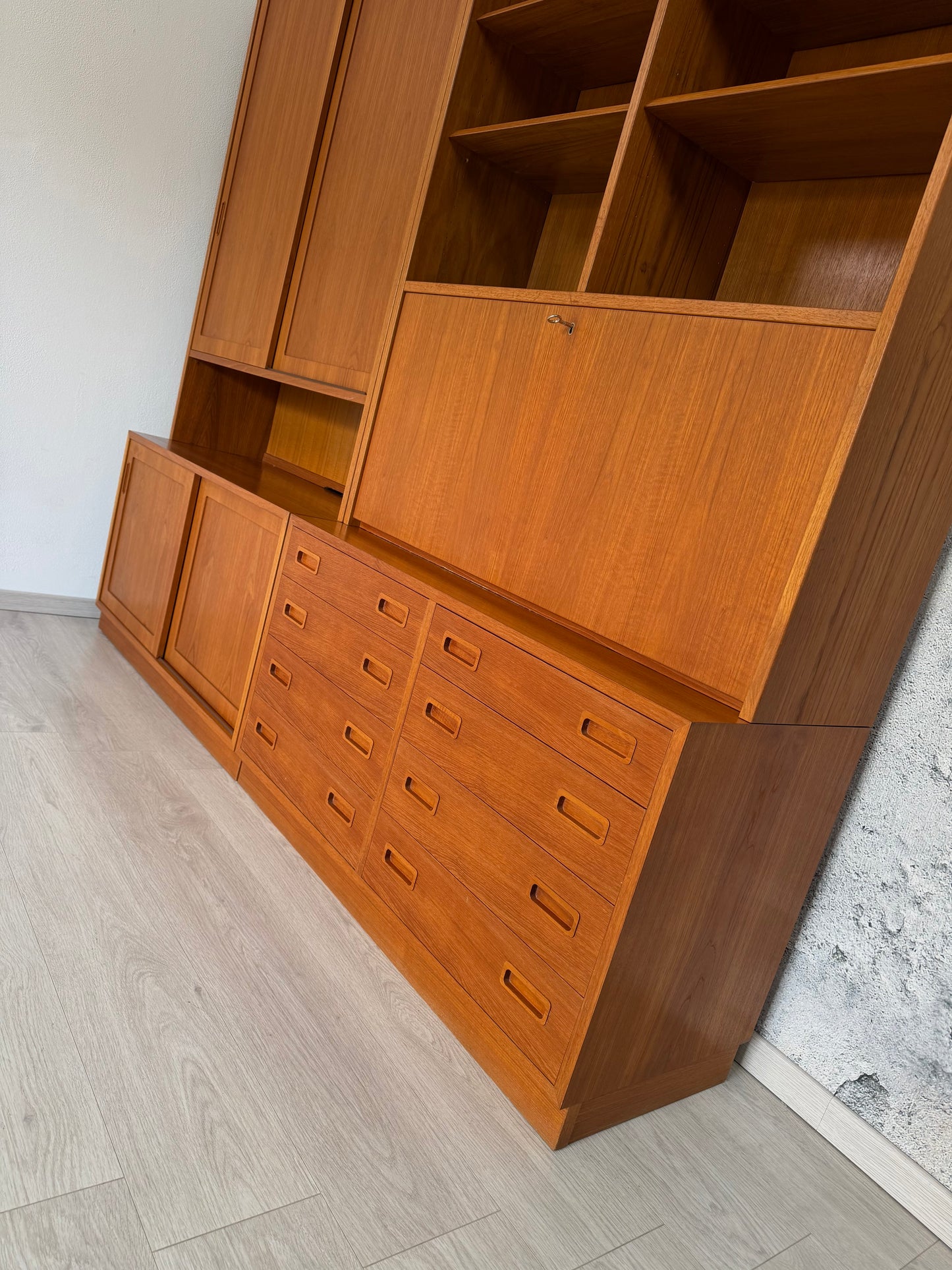 Danish Teak Regal / Regalwand by Hundevad, 1970er