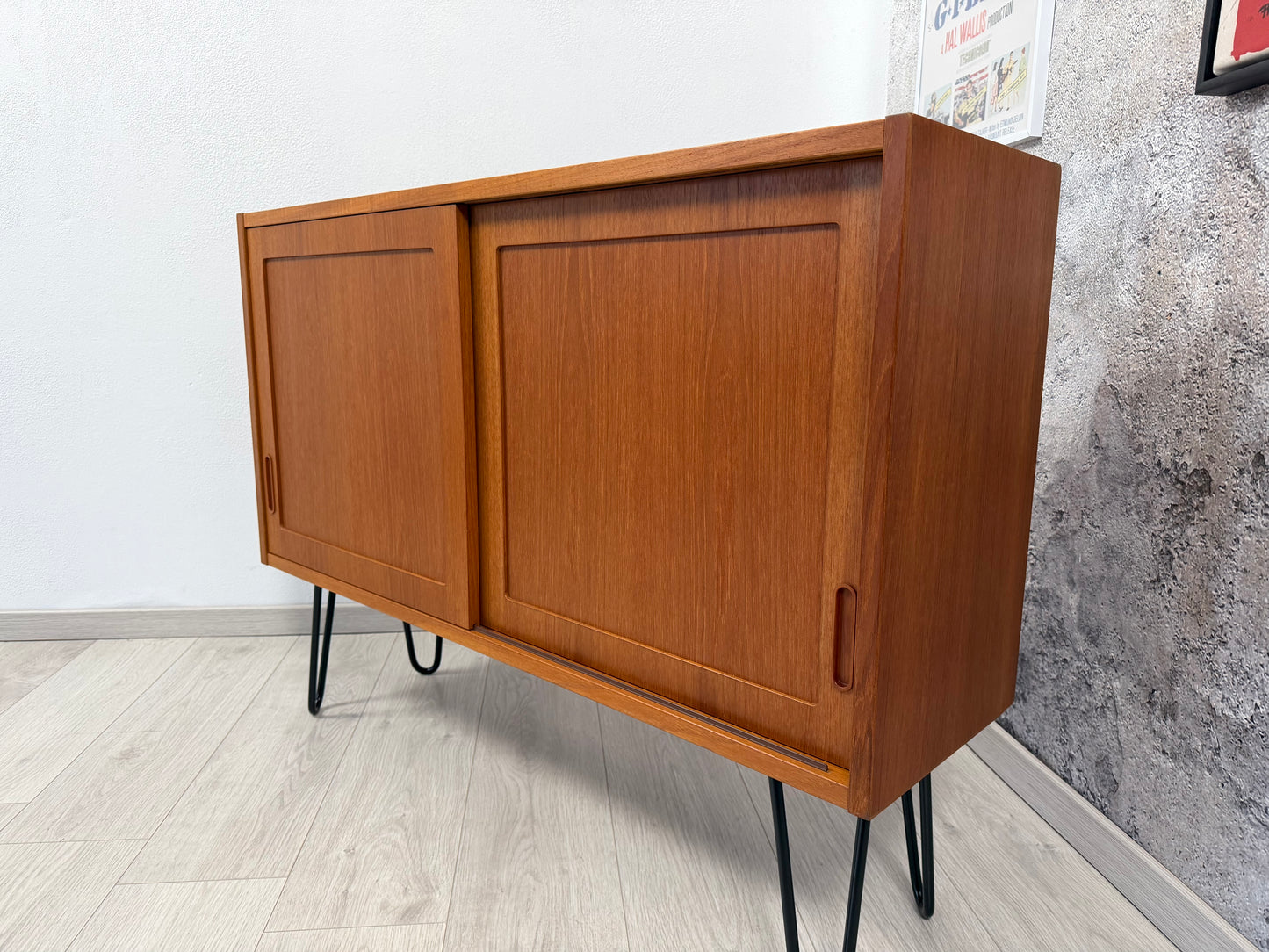Danish Teak Kommode / Sideboard auf Hairpins by Hundevad