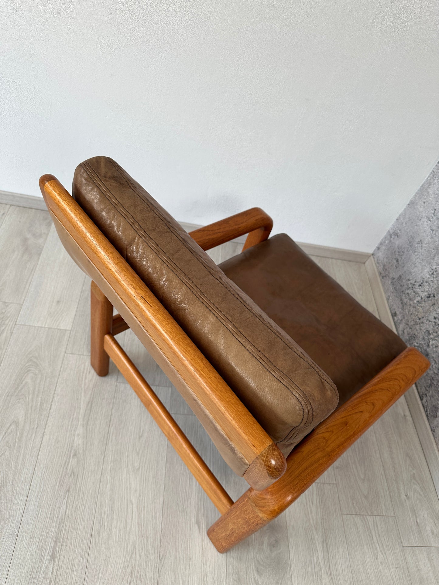Dänischer Teak Sessel mit Hocker und Lederauflage von L. Olsen & Son
