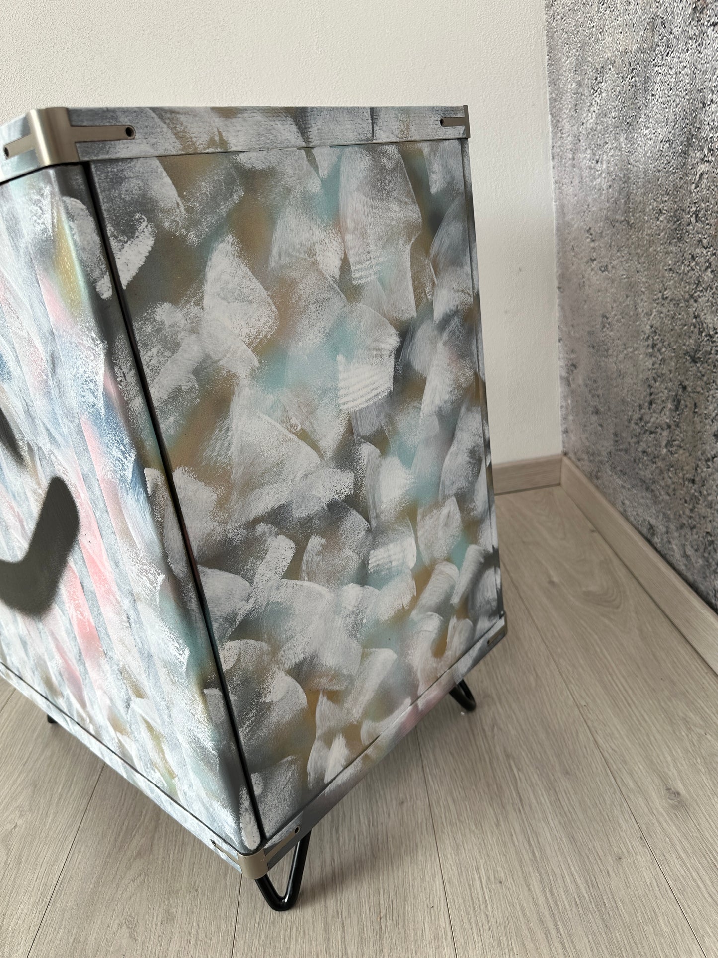 DIY Kommode Bunt Upcycling Holz Metall
