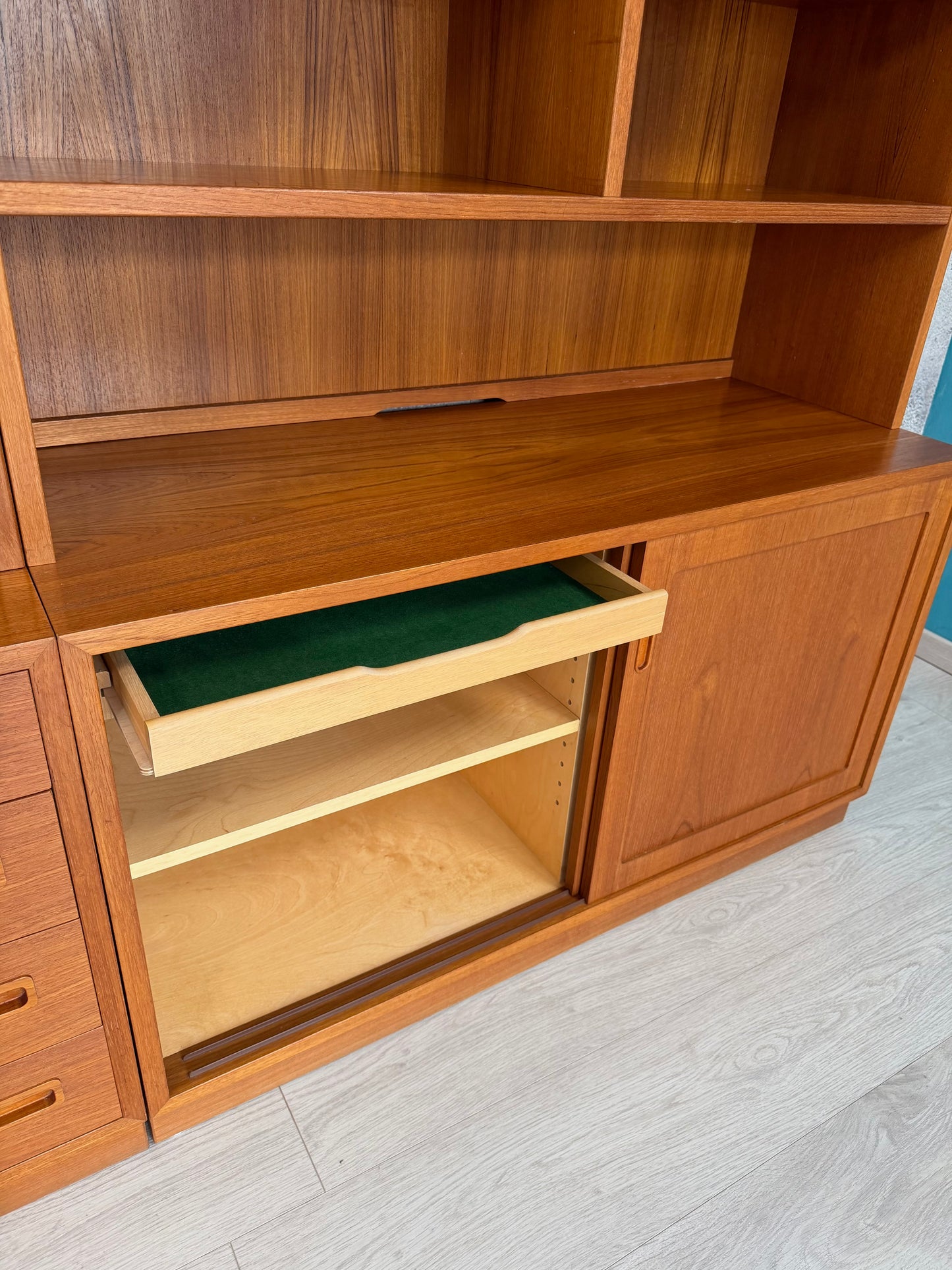 Danish Teak Regal / Regalwand by Hundevad, 1970er