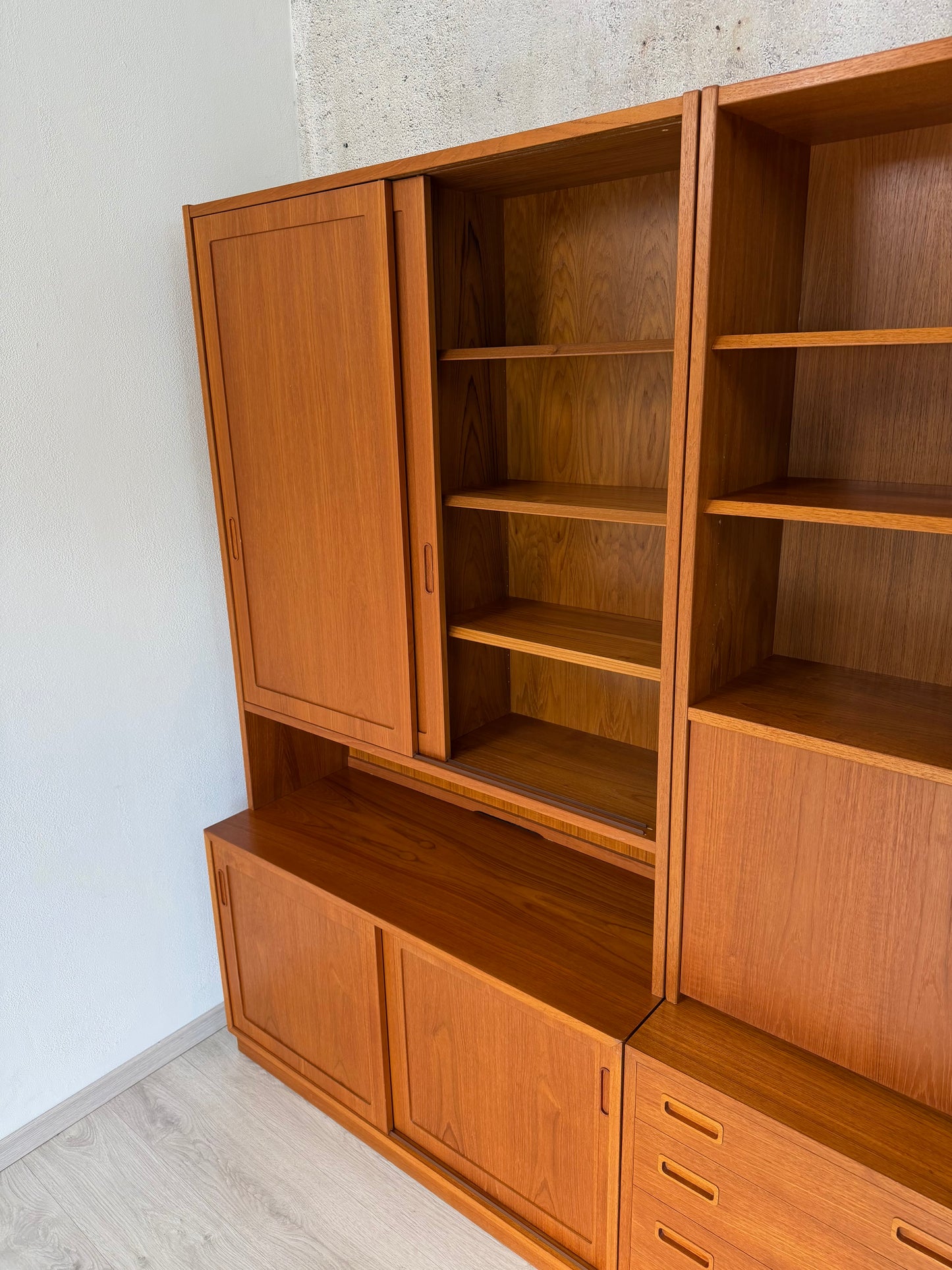 Danish Teak Regal / Regalwand by Hundevad, 1970er