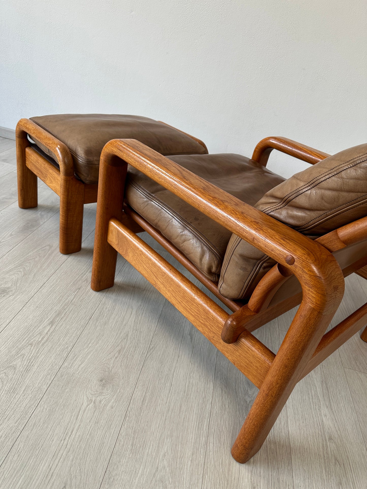 Dänischer Teak Sessel mit Hocker und Lederauflage von L. Olsen & Son
