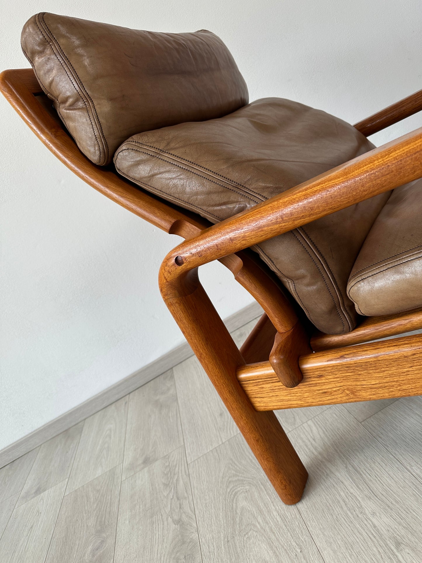 Dänischer Teak Sessel mit Hocker und Lederauflage von L. Olsen & Son