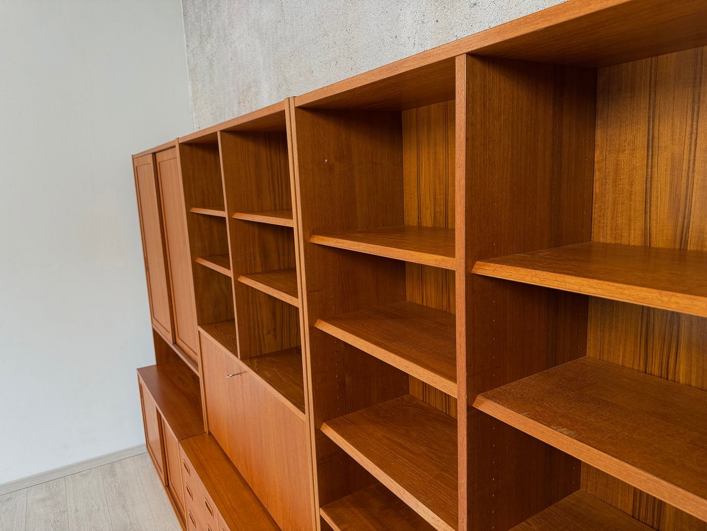 Danish Teak Regal / Regalwand by Hundevad, 1970er