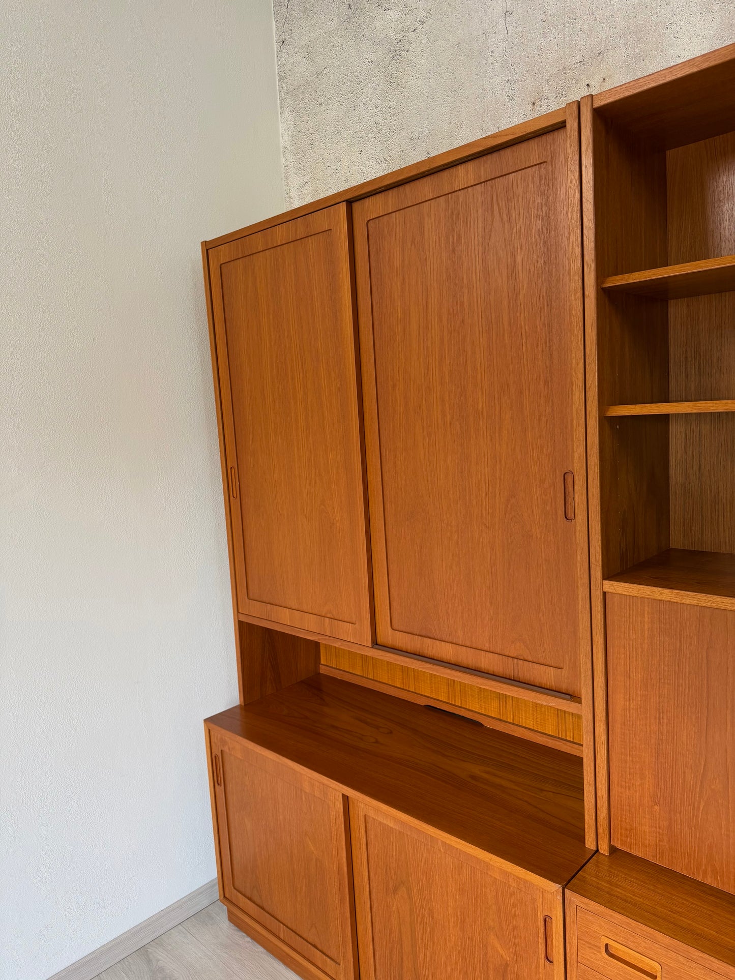 Danish Teak Regal / Regalwand by Hundevad, 1970er