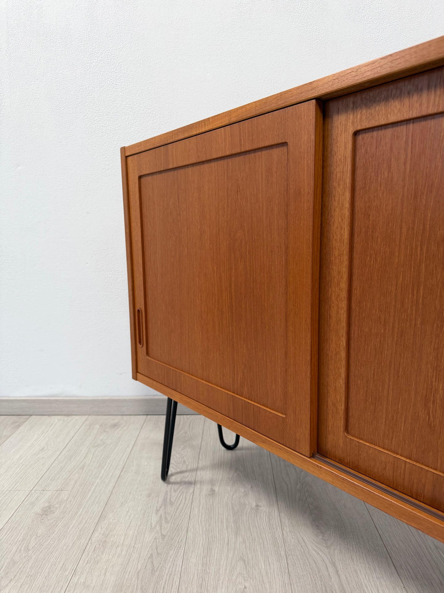 Danish Teak Kommode / Sideboard auf Hairpins by Hundevad