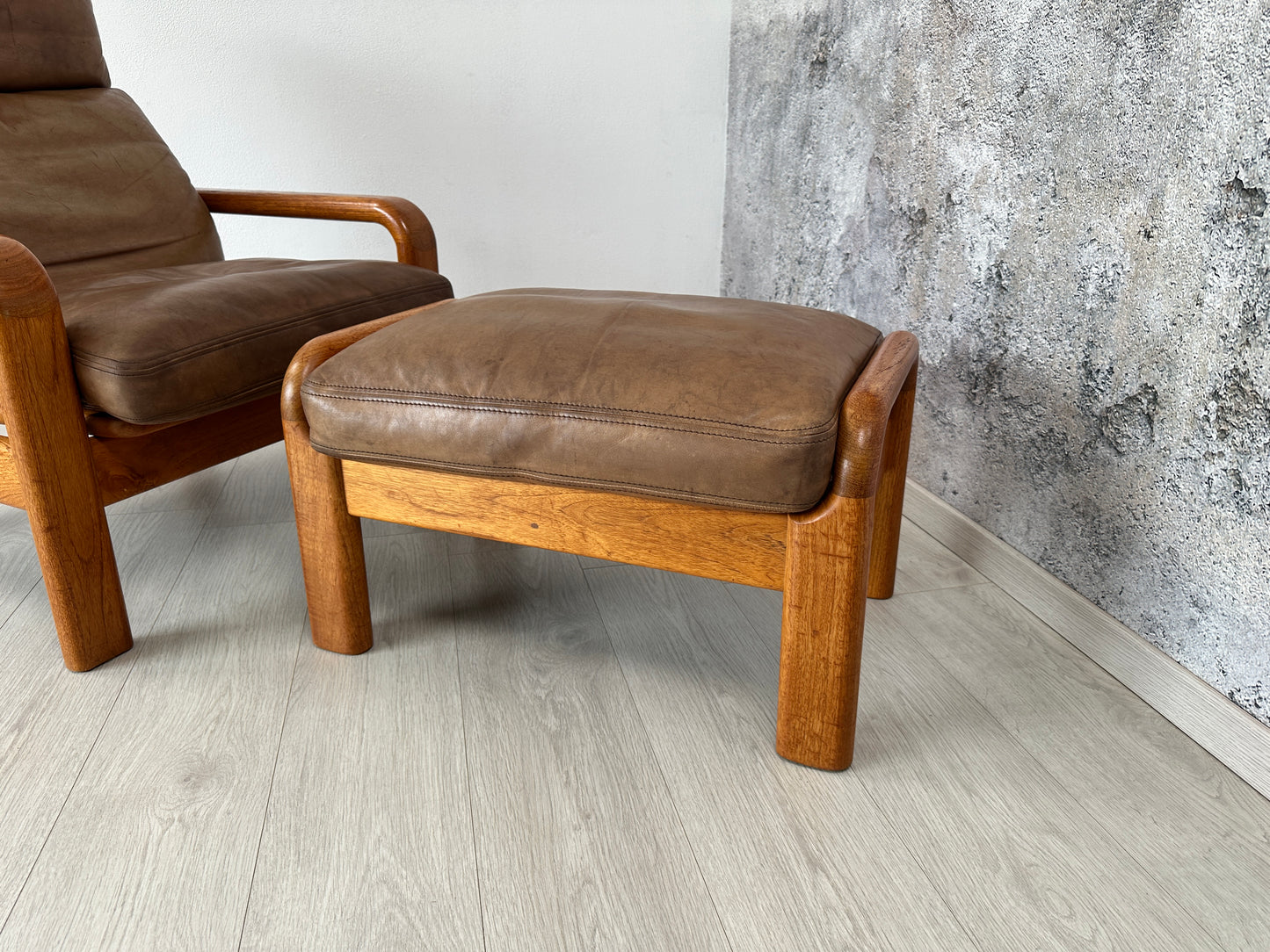 Dänischer Teak Sessel mit Hocker und Lederauflage von L. Olsen & Son