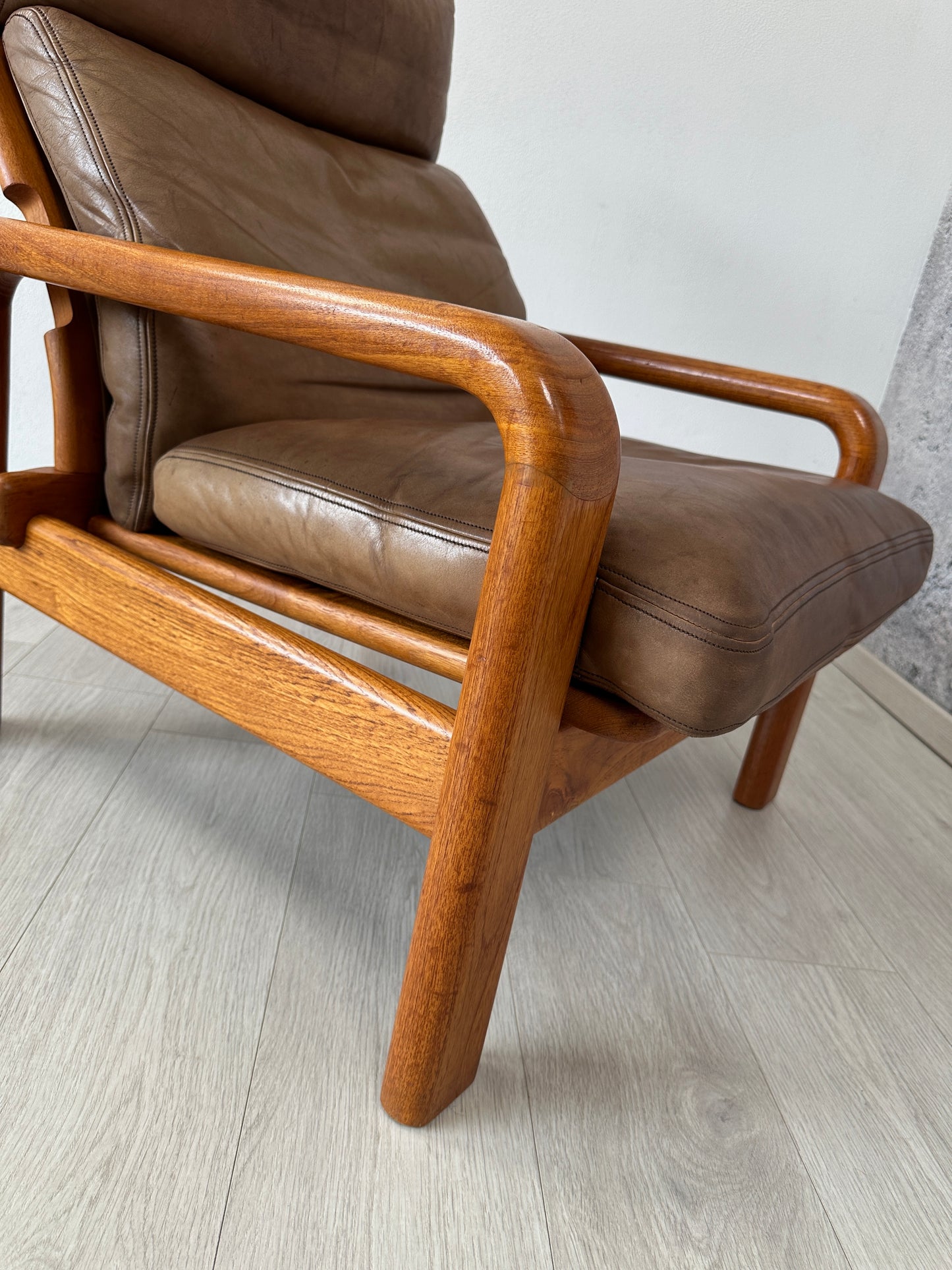 Dänischer Teak Sessel mit Hocker und Lederauflage von L. Olsen & Son