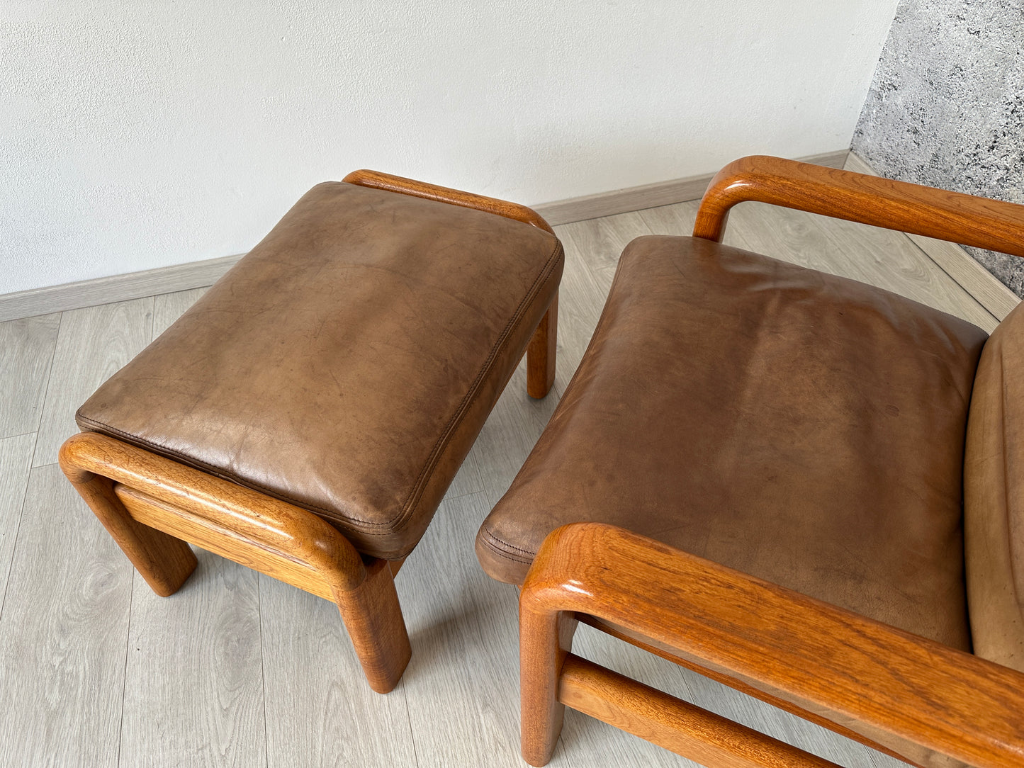 Dänischer Teak Sessel mit Hocker und Lederauflage von L. Olsen & Son