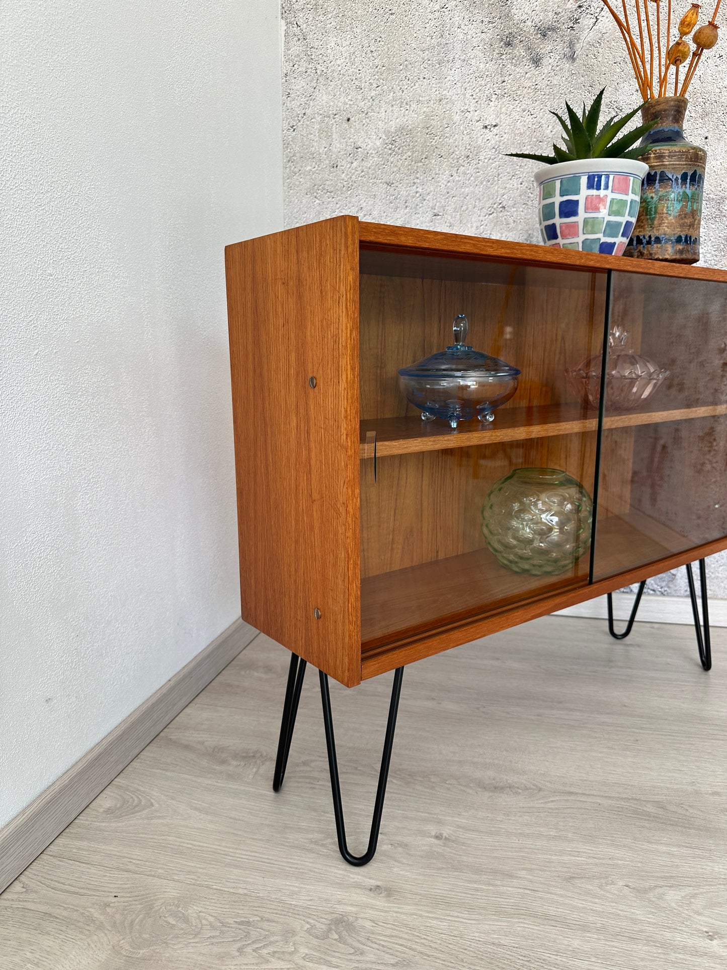 Teak Kommode auf Hairpins mit Glas-Schiebetüren, 1960er