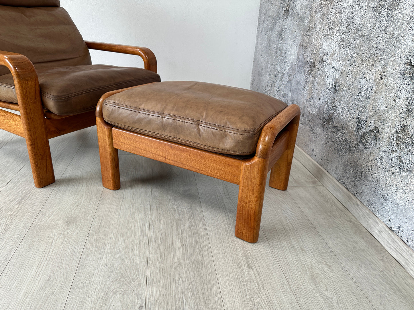 Dänischer Teak Sessel mit Hocker und Lederauflage von L. Olsen & Son