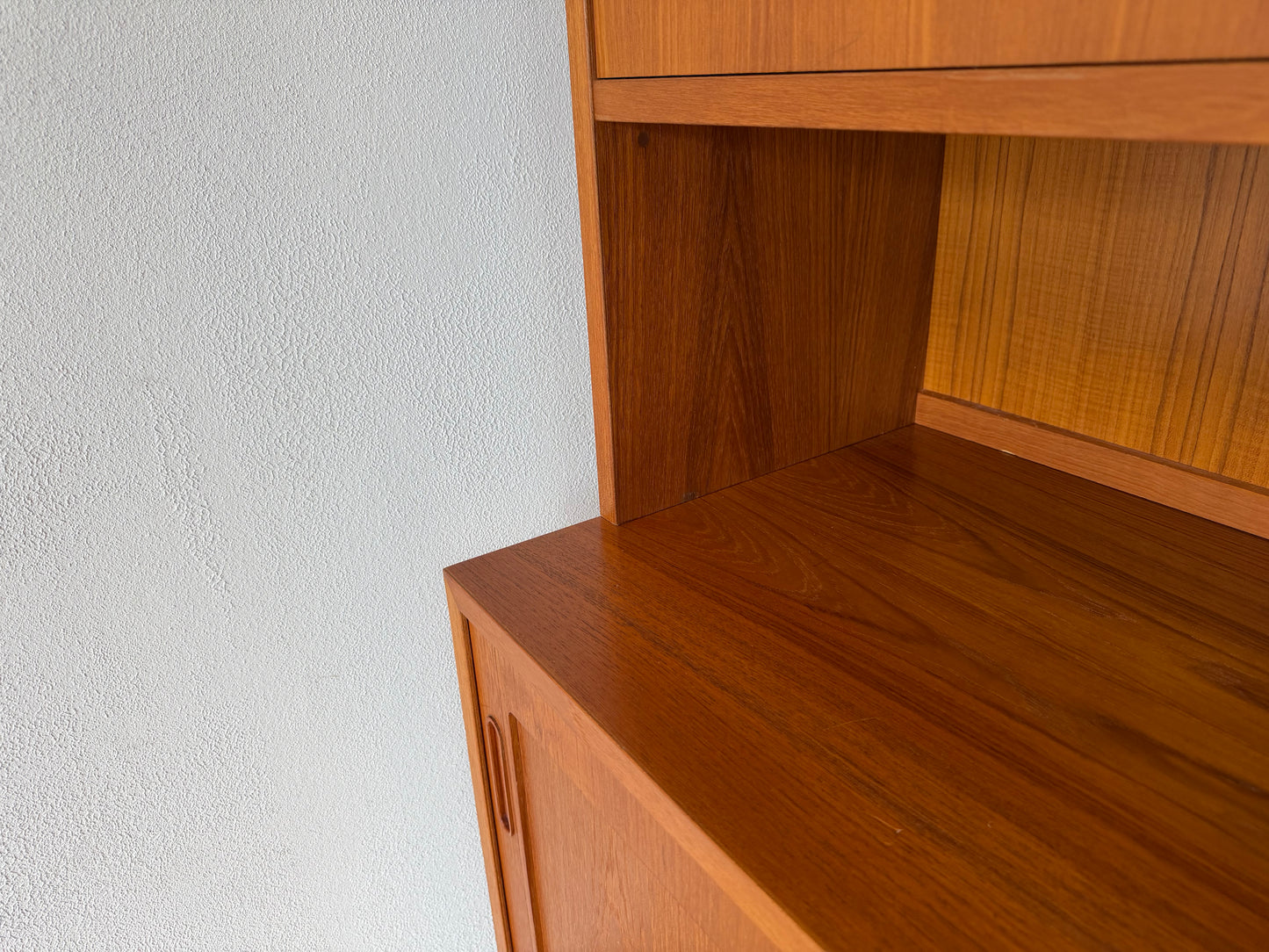 Danish Teak Regal / Regalwand by Hundevad, 1970er