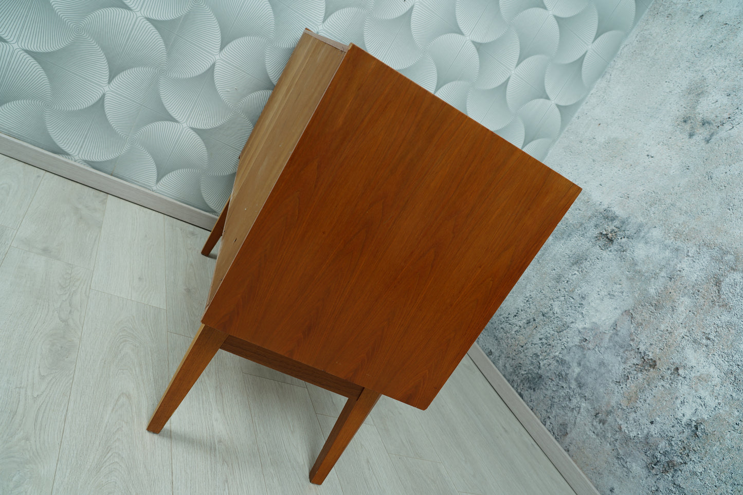 MidCentury Teak Kommode mit altrosa lackierten Schranktüren, 1970er
