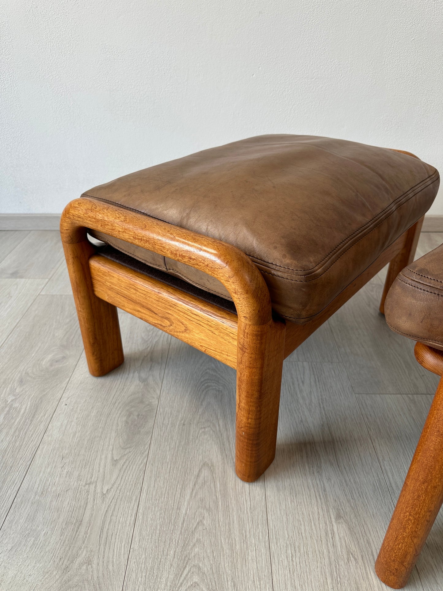 Dänischer Teak Sessel mit Hocker und Lederauflage von L. Olsen & Son