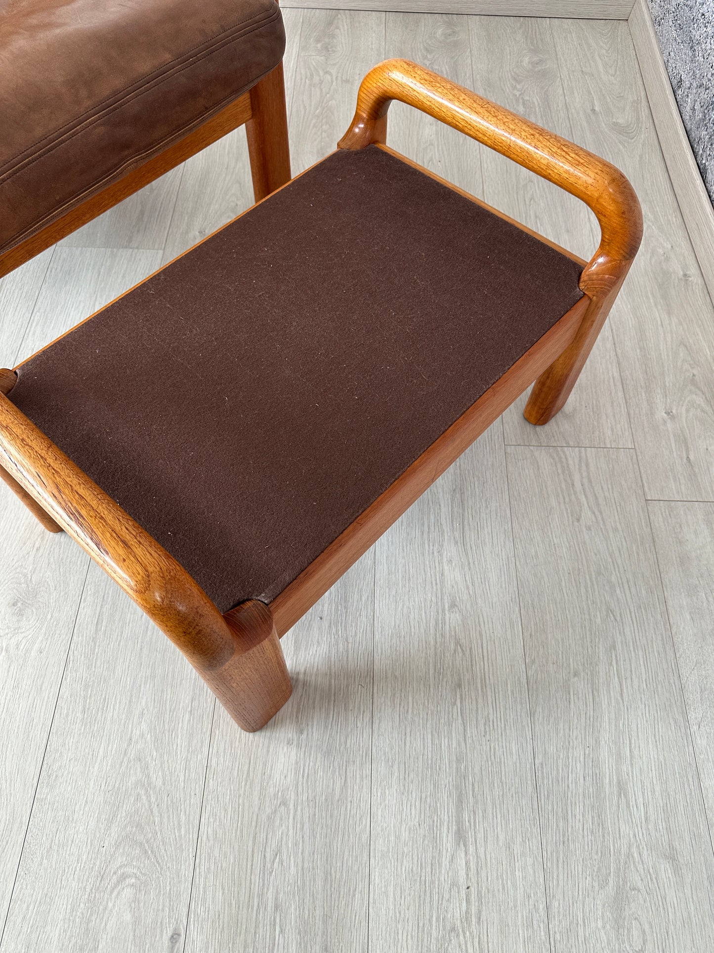 Dänischer Teak Sessel mit Hocker und Lederauflage von L. Olsen & Son